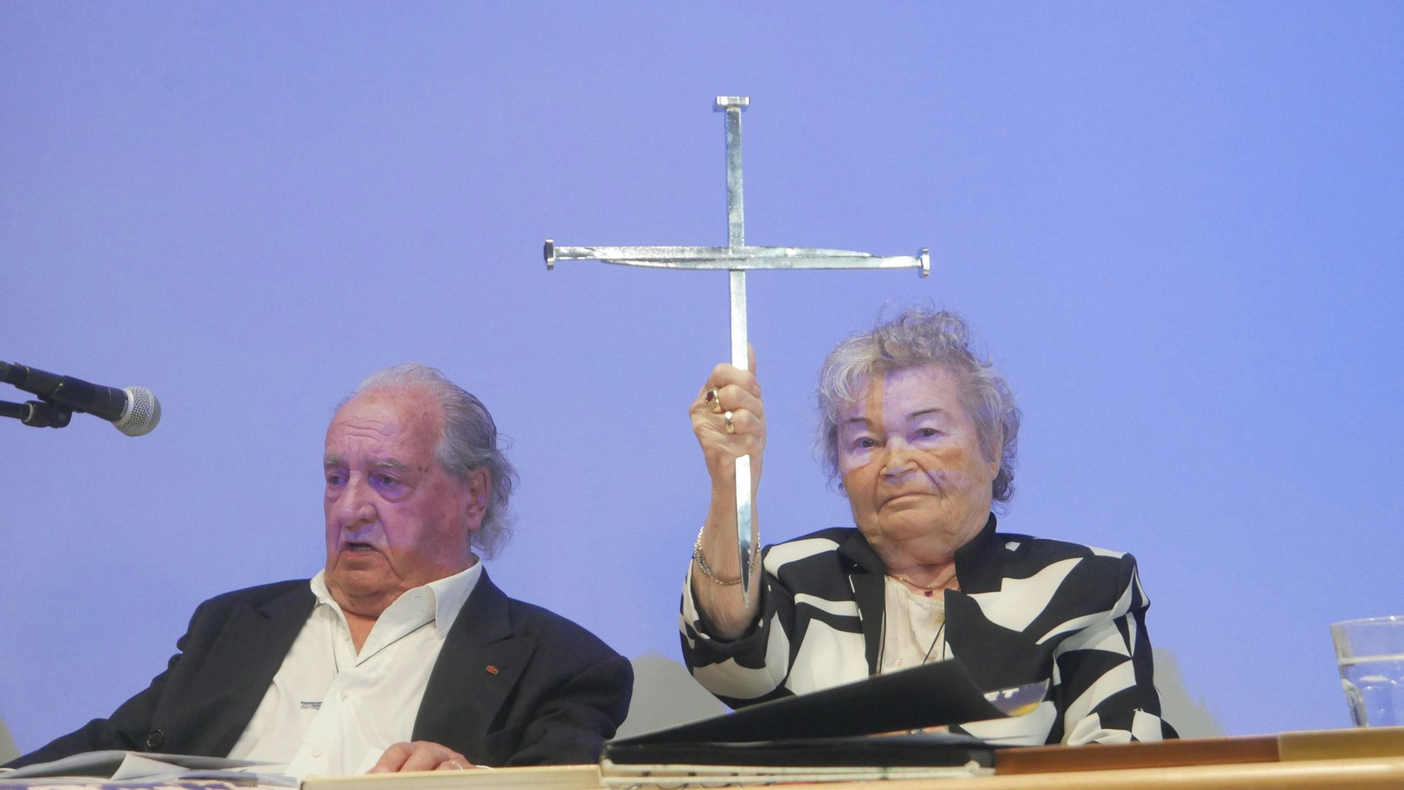 Im Jahr 1991 wurde Ivar Buterfas-Frankenthal mit dem Nagelkreuz von Coventry ausgezeichnet, das die Idee der völkerweiten Versöhnung nach dem Zweiten Weltkrieg in die Welt hinaustragen soll, rechts Ehefrau Dagmar.