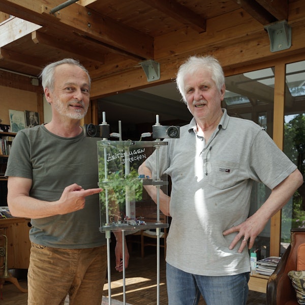 Todde Kemmerich und Gerhard Kern zeigen das Gerät, das die Interviews mit den Zeitzeugen abspielt.