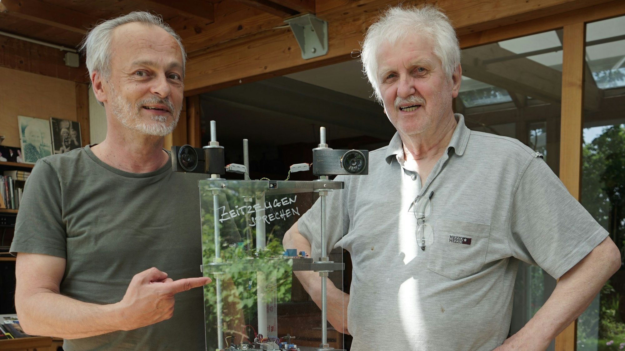 Todde Kemmerich und Gerhard Kern zeigen das Gerät, das die Interviews mit den Zeitzeugen abspielt.