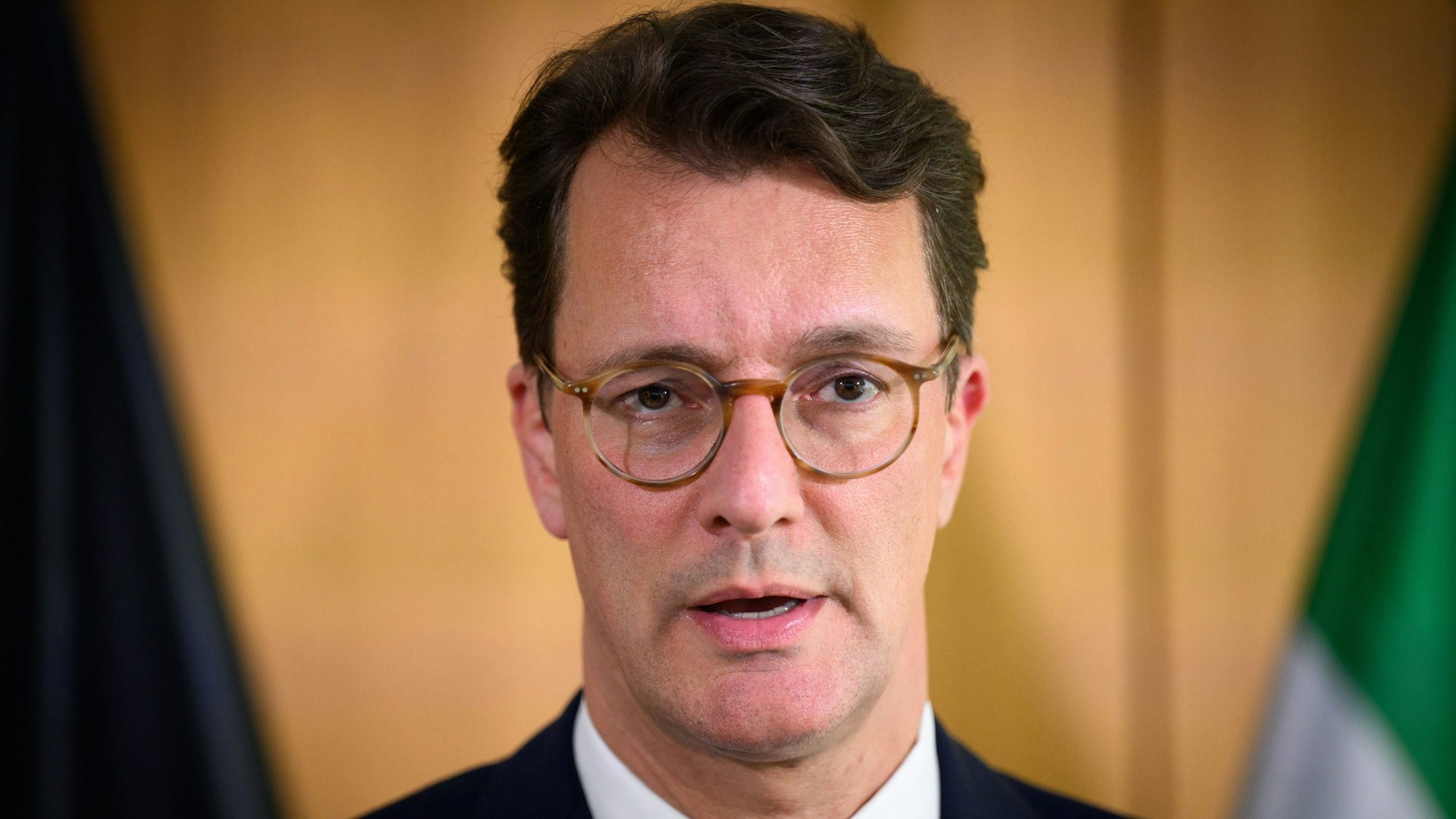 04.06.2024, Berlin: Hendrik Wüst (CDU), Ministerpräsident von Nordrhein-Westfalen, äußert sich in der Kabinettspressekonferenz nach der Kabinettssitzung in der Berliner Landesvertretung über die Altschulden-Lösung für Kommunen, sowie über energie- und wirtschaftspolitische Herausforderungen für Nordrhein-Westfalen und daraus abgeleitete Forderungen an den Bund. Foto: Bernd von Jutrczenka/dpa +++ dpa-Bildfunk +++