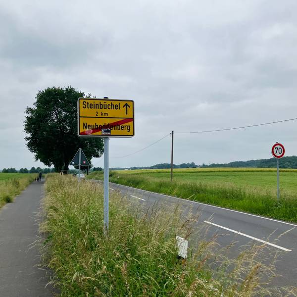 Ein Verkehrsschild weist auf den Ortsausgang von Neuboddenberg hin. Steinbüchel wird als nächster Ort ausgewiesen.