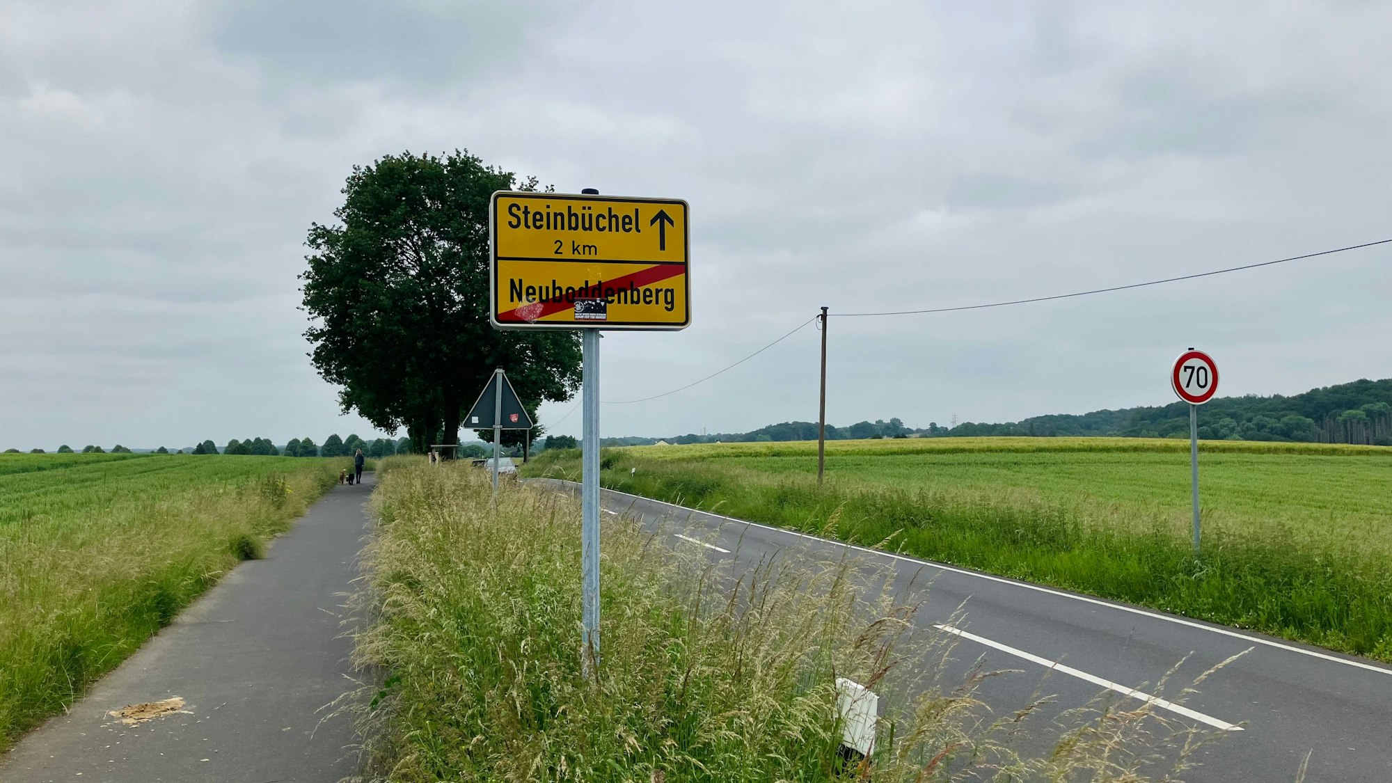 Ein Verkehrsschild weist auf den Ortsausgang von Neuboddenberg hin. Steinbüchel wird als nächster Ort ausgewiesen.