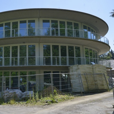 Das Tor in der Absperrung an Schloss Heiligenhoven ist geöffnet, Arbeiter sind dort tätig.