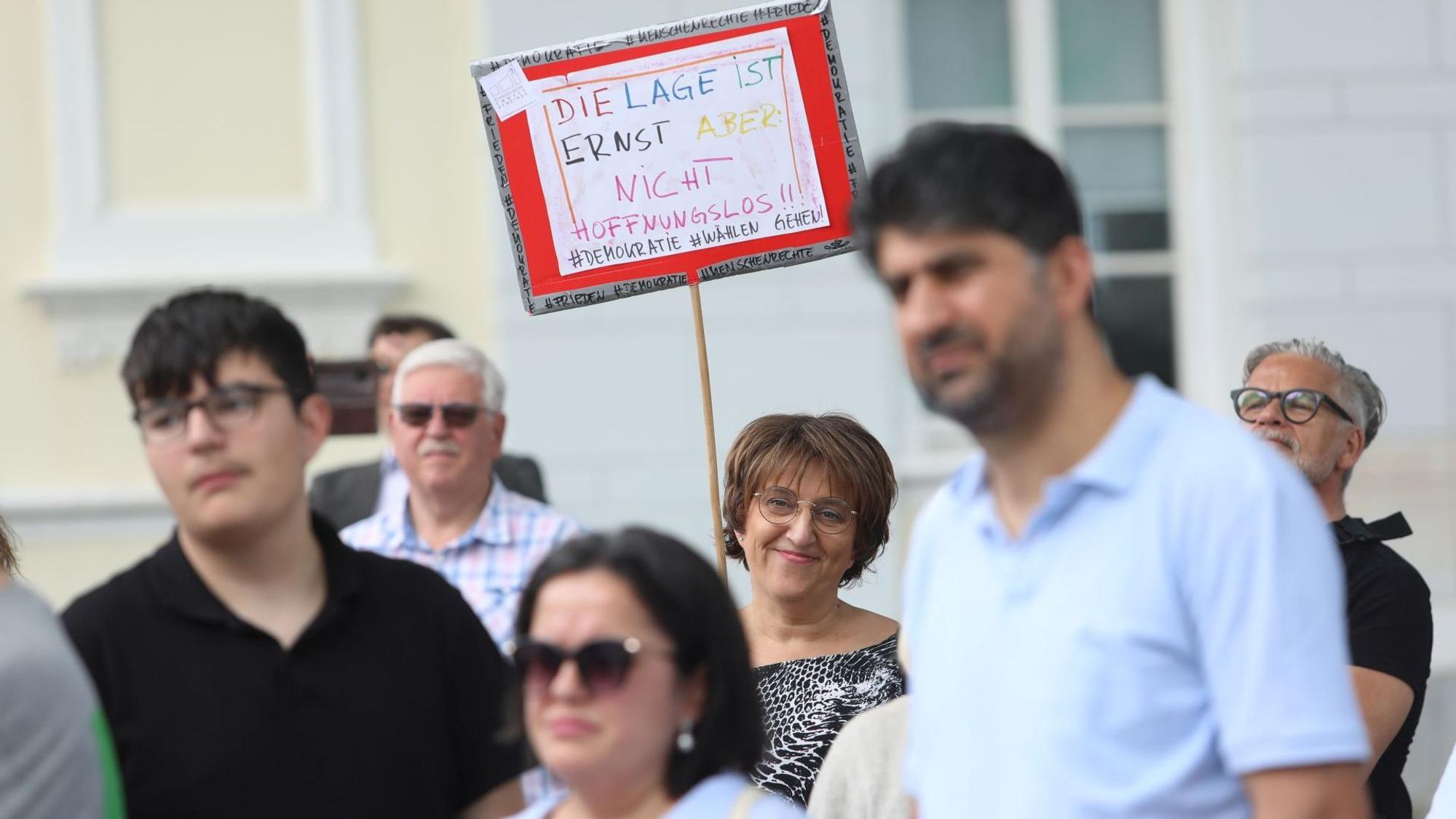 „Die Lage ist ernst, aber nicht hoffnungslos“ lautet die Aufschrift auf einem der Schilder.