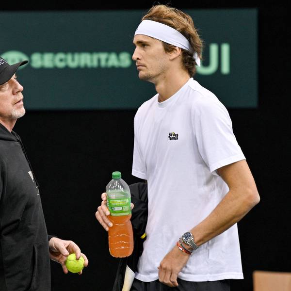 Der ehemalige Tennisprofi Boris Becker (l) und Tennis-Olympiasieger Alexander Zverev stehen während einer Trainingseinheit beieinander.