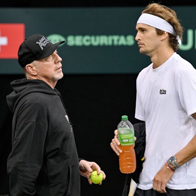 Der ehemalige Tennisprofi Boris Becker (l) und Tennis-Olympiasieger Alexander Zverev stehen während einer Trainingseinheit beieinander.