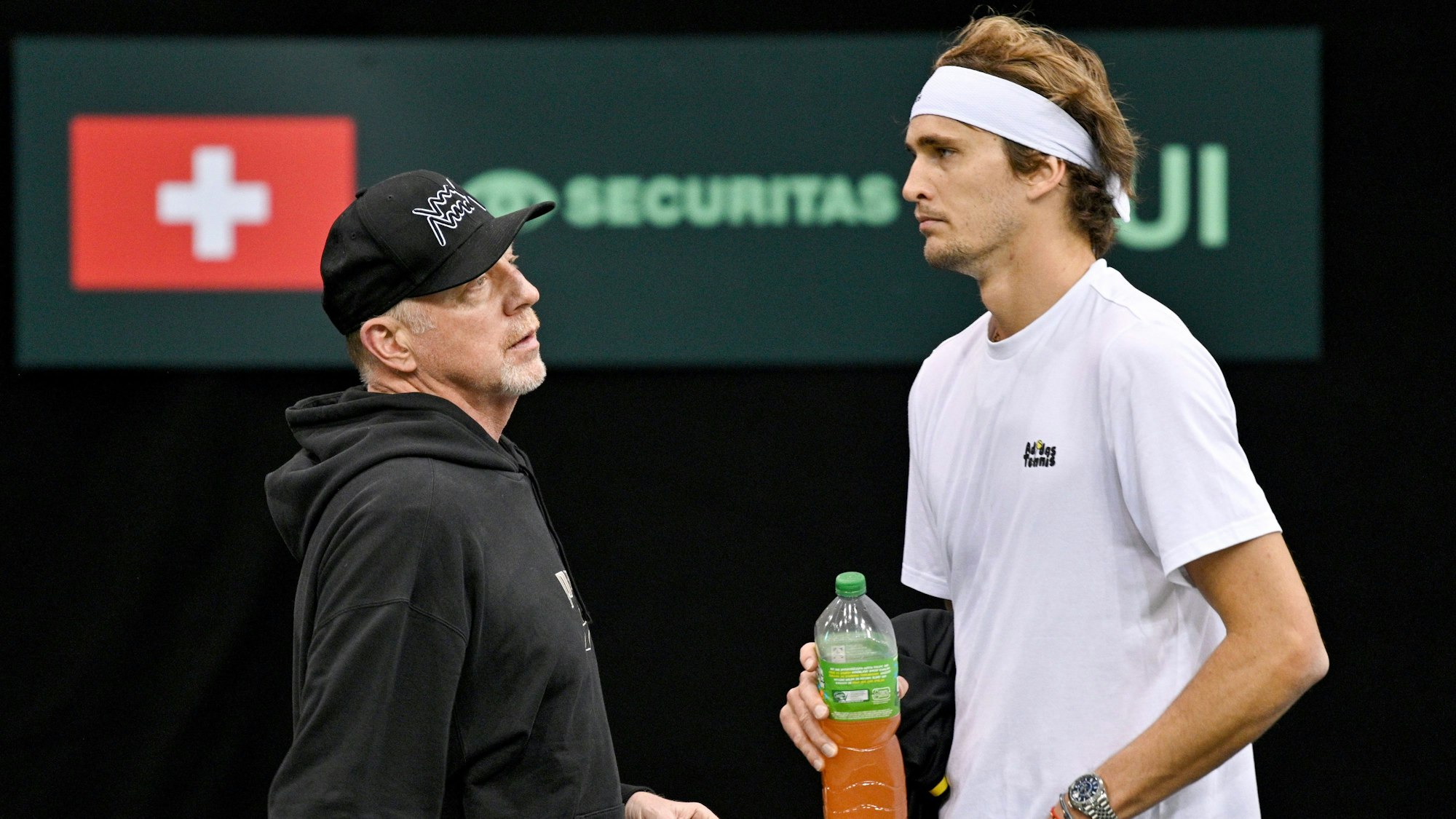 Der ehemalige Tennisprofi Boris Becker (l) und Tennis-Olympiasieger Alexander Zverev stehen während einer Trainingseinheit beieinander.