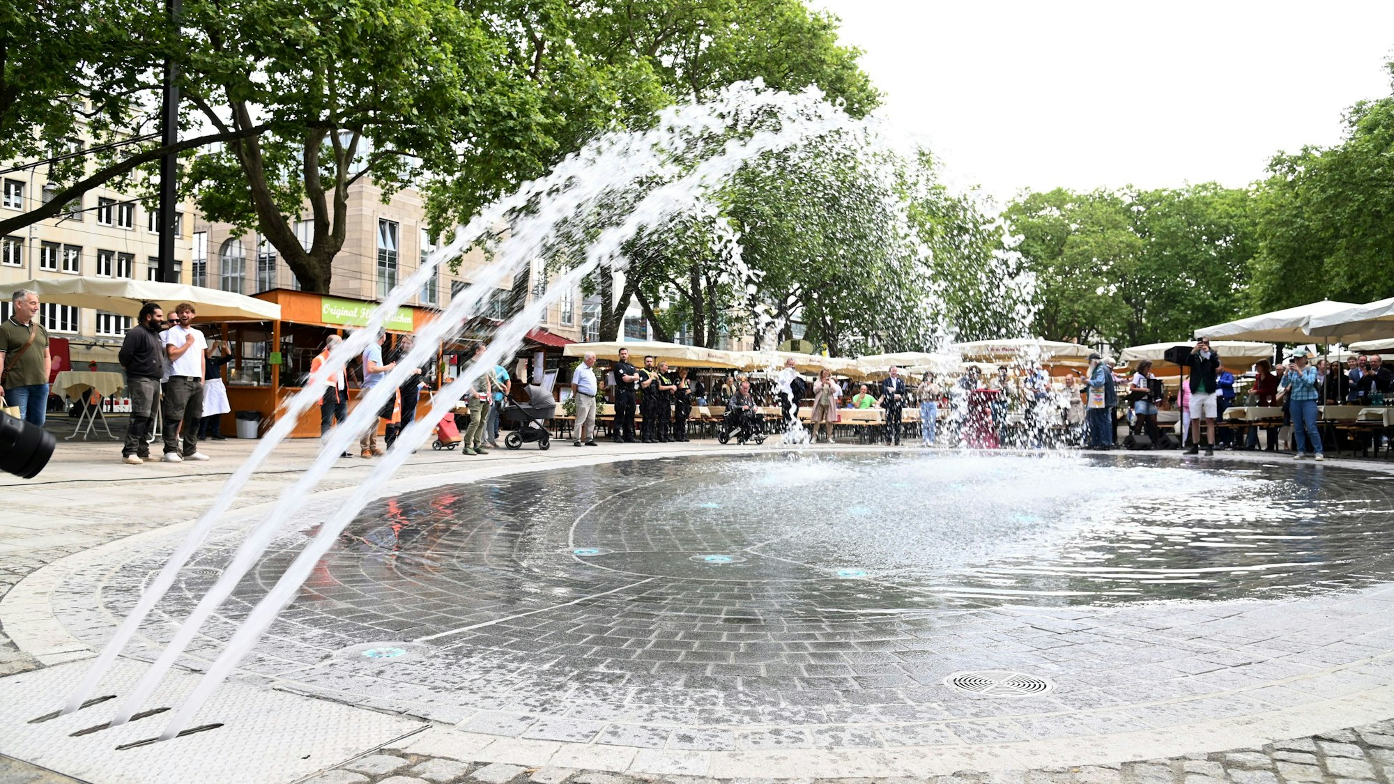 Bei der Brunneneröffnung am 7. Juni sprudelte der Brunnen noch deutlich kräftiger.