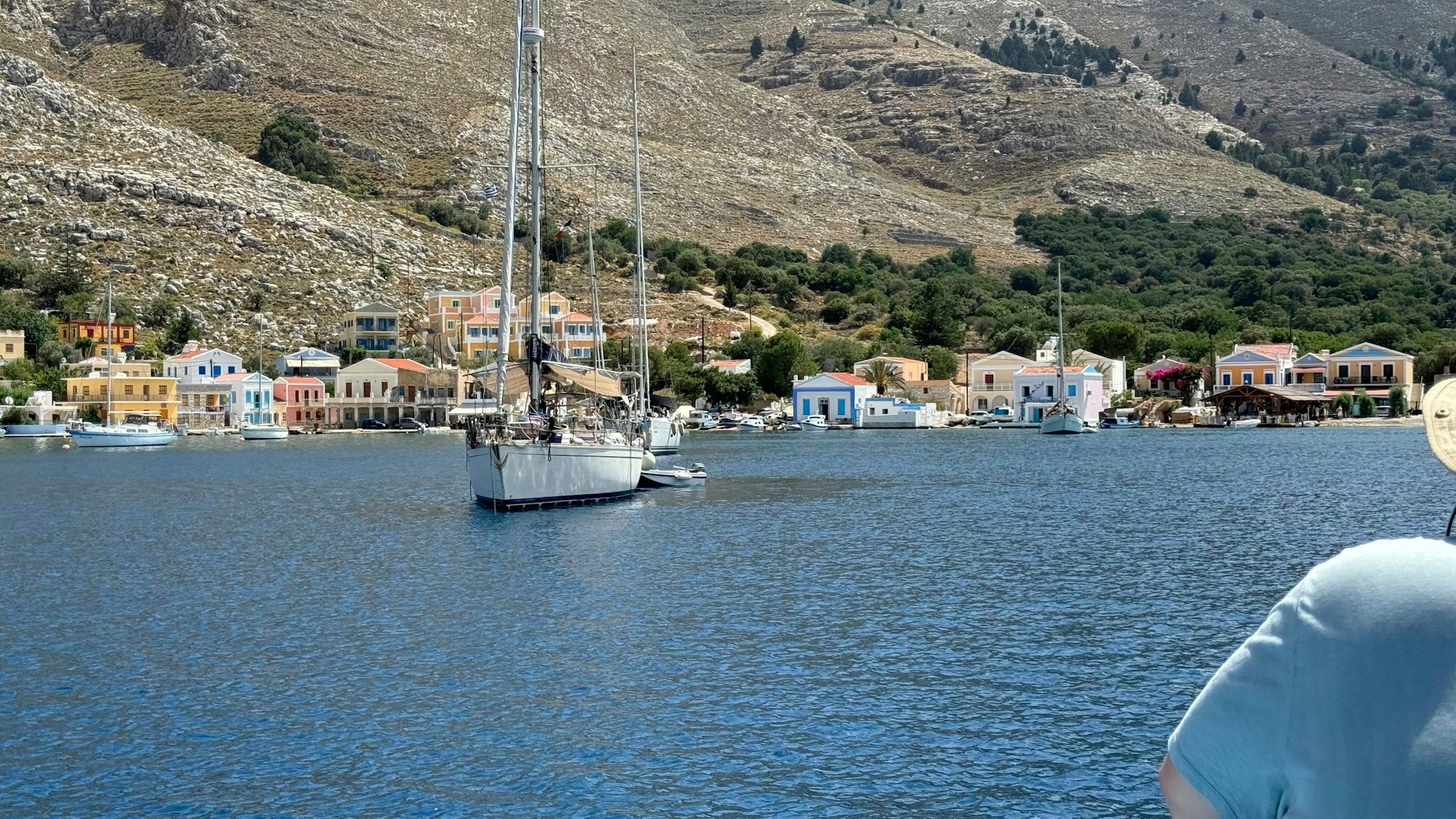 Blick auf die Kleinstadt Pedi auf der griechischen Insel Symi, wo Michael Mosley gesichtet worden sein soll.