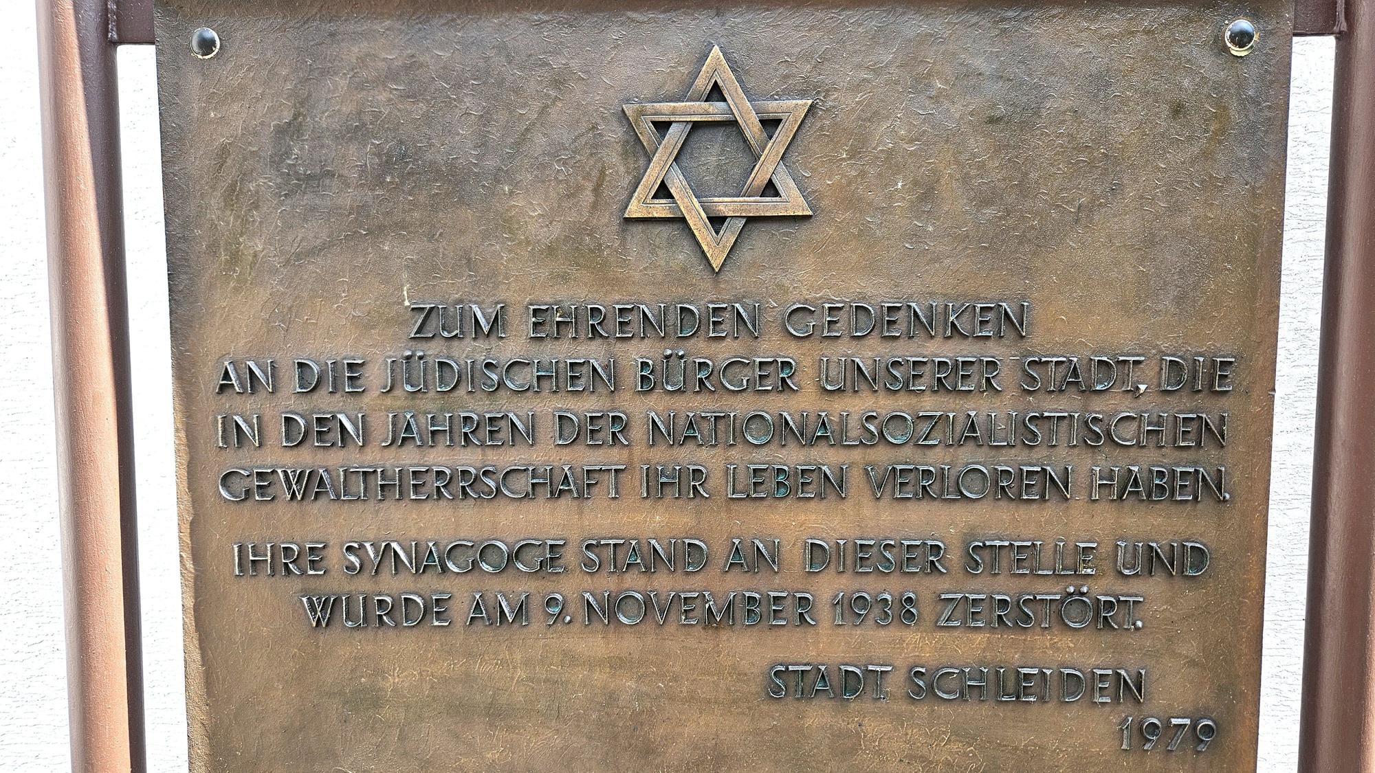 Eine bronzefarbene Tafel aus dem Jahr 1979 erinnert an die Synagoge in Gemünd.