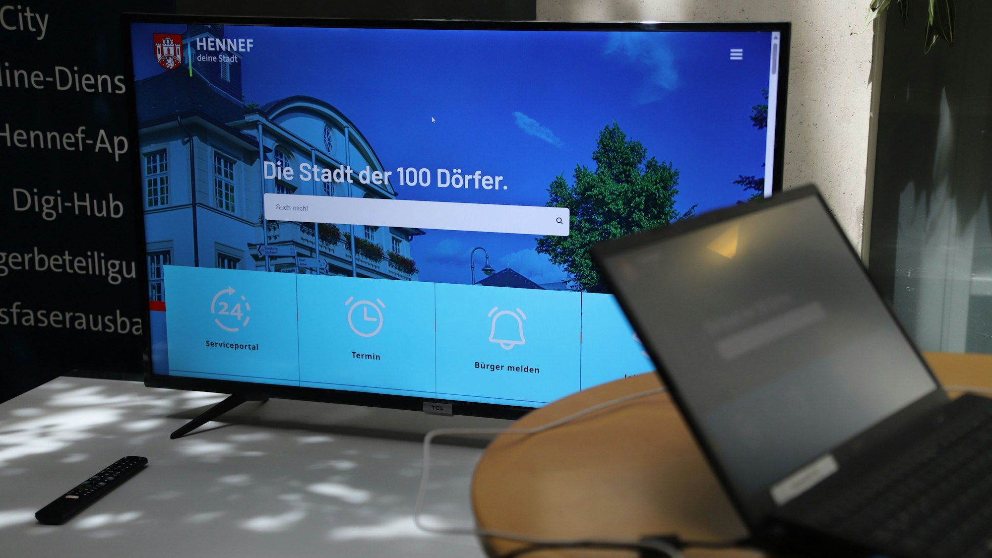 Auf einem Computer-Bildschirm ist die neue Homepage der Stadt Hennef zu sehen.