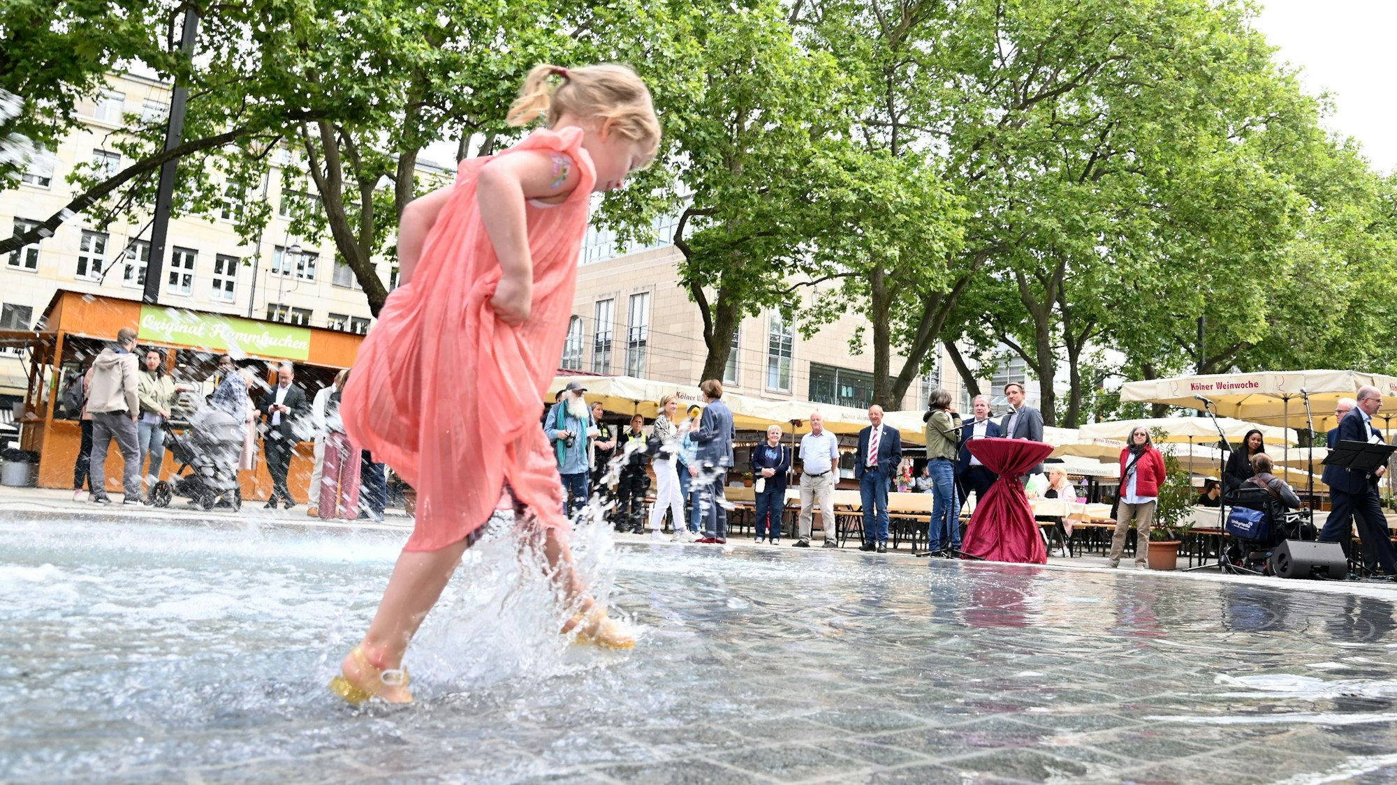 Planschen im Brunnen am Neumarkt