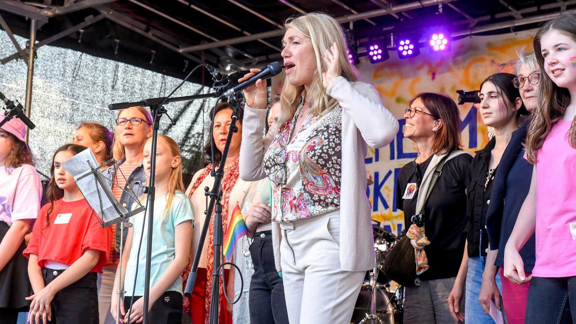 Auf dem Bild ist der Auftritt der Sängerin Kim Seligsohn zu sehen.