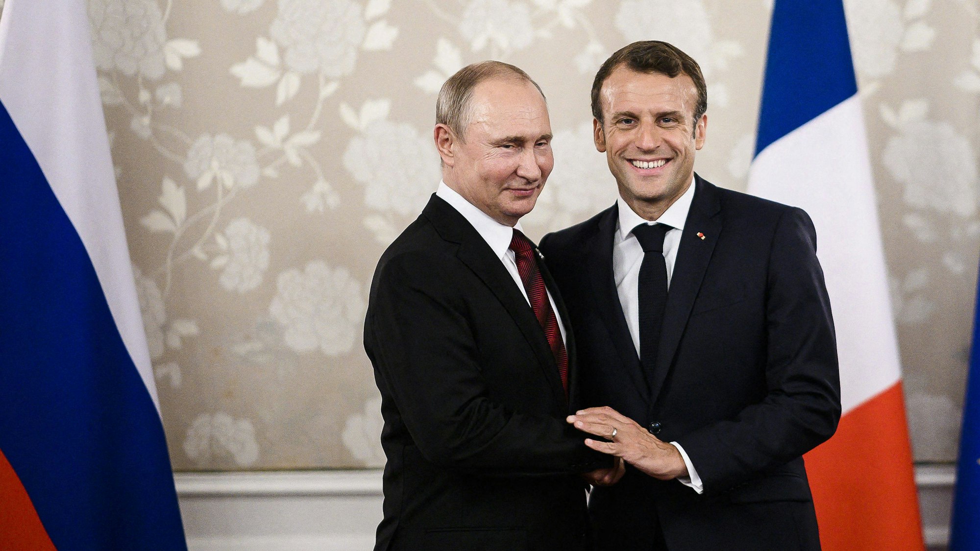 Ein Foto aus dem Jahr 2019 zeigt Kremlchef Wladimir Putin zusammen mit Frankreichs Präsident Emmanuel Macron. Russische Diplomaten haben ein Fake-Video verbreitet – und bekamen eine deutliche Antwort aus Frankreich.