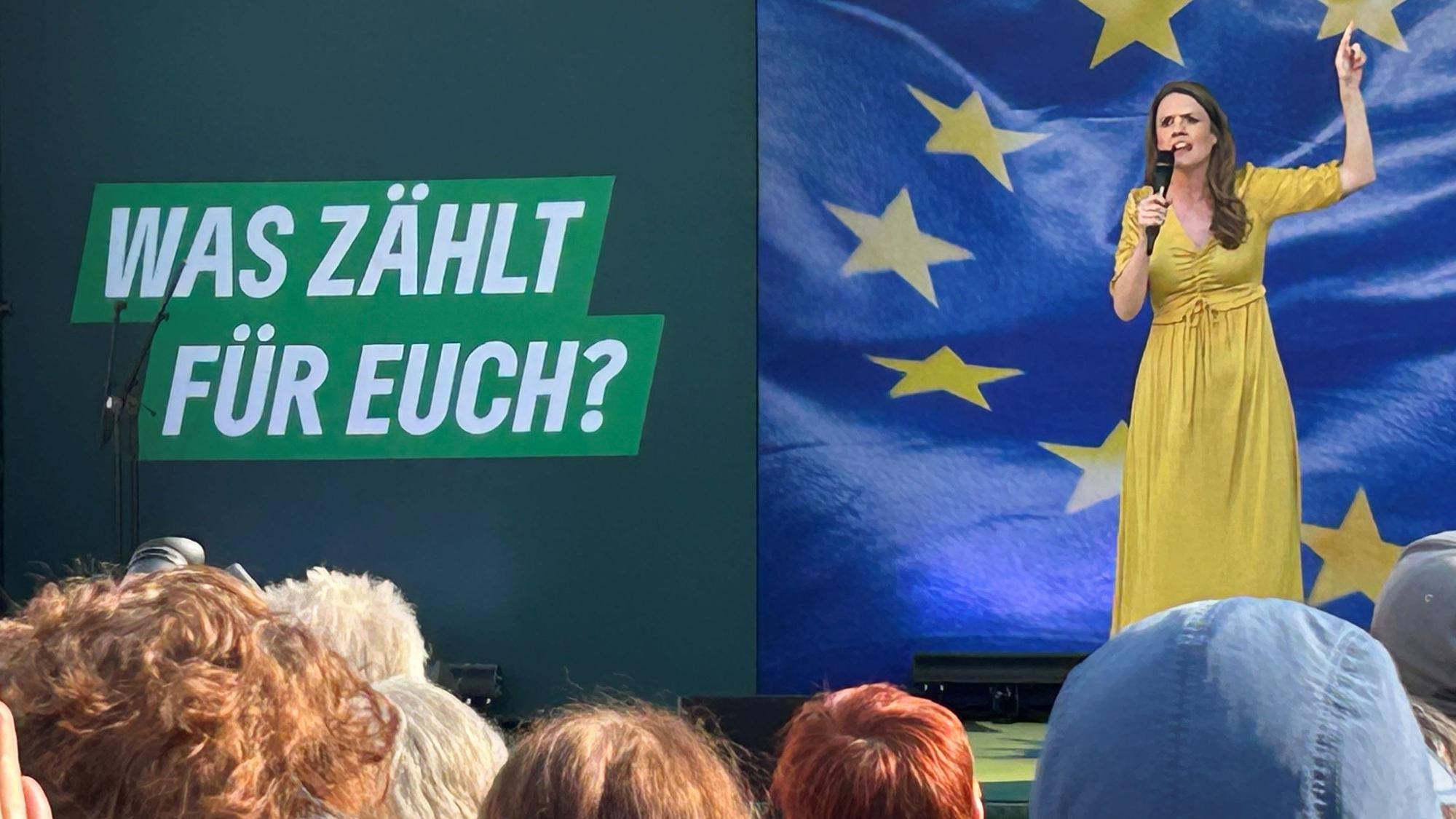 Terry Reintke, Spitzenkandidatin der Grünen für die Europawahl, auf dem Neptunplatz in Köln