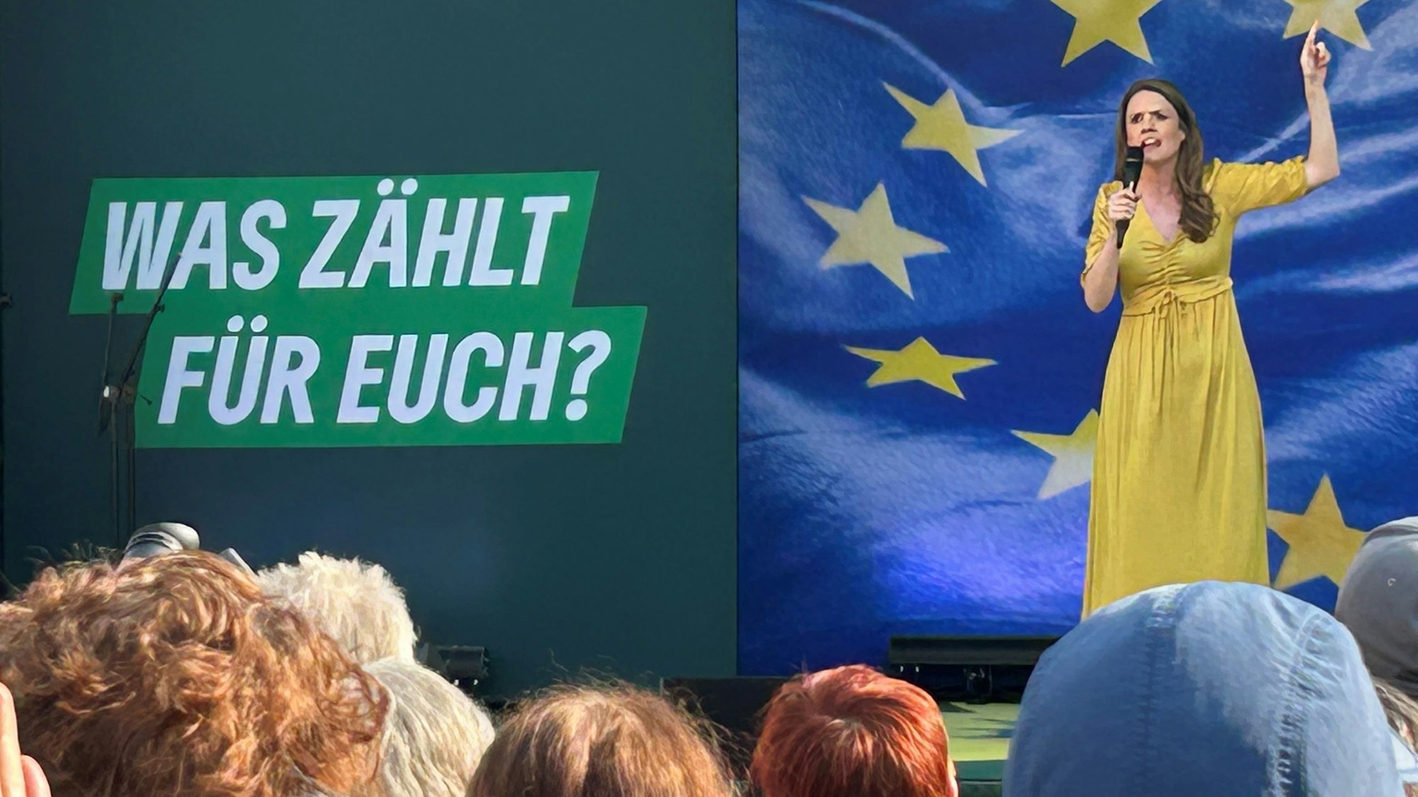 Terry Reintke, Spitzenkandidatin der Grünen für die Europawahl, auf dem Neptunplatz in Köln