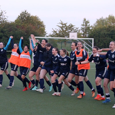 Aufgereiht als Menschenkette liefen die Kommerner Spielerinnen jubelnd auf die Fans zu.