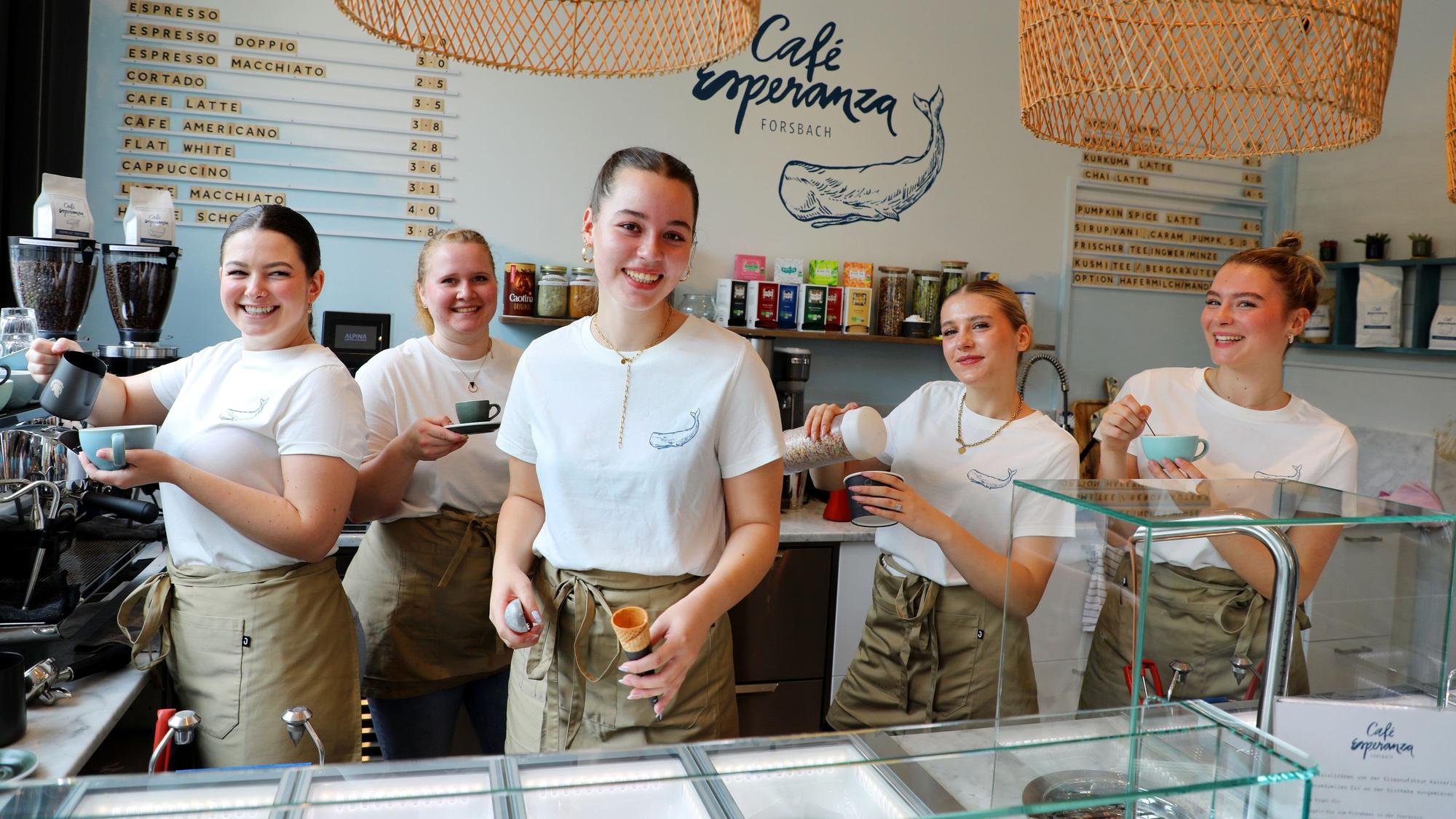 Das Service-Team des Café Esperanza in Rösrath-Forsbach steht hinter dem Eistresen.