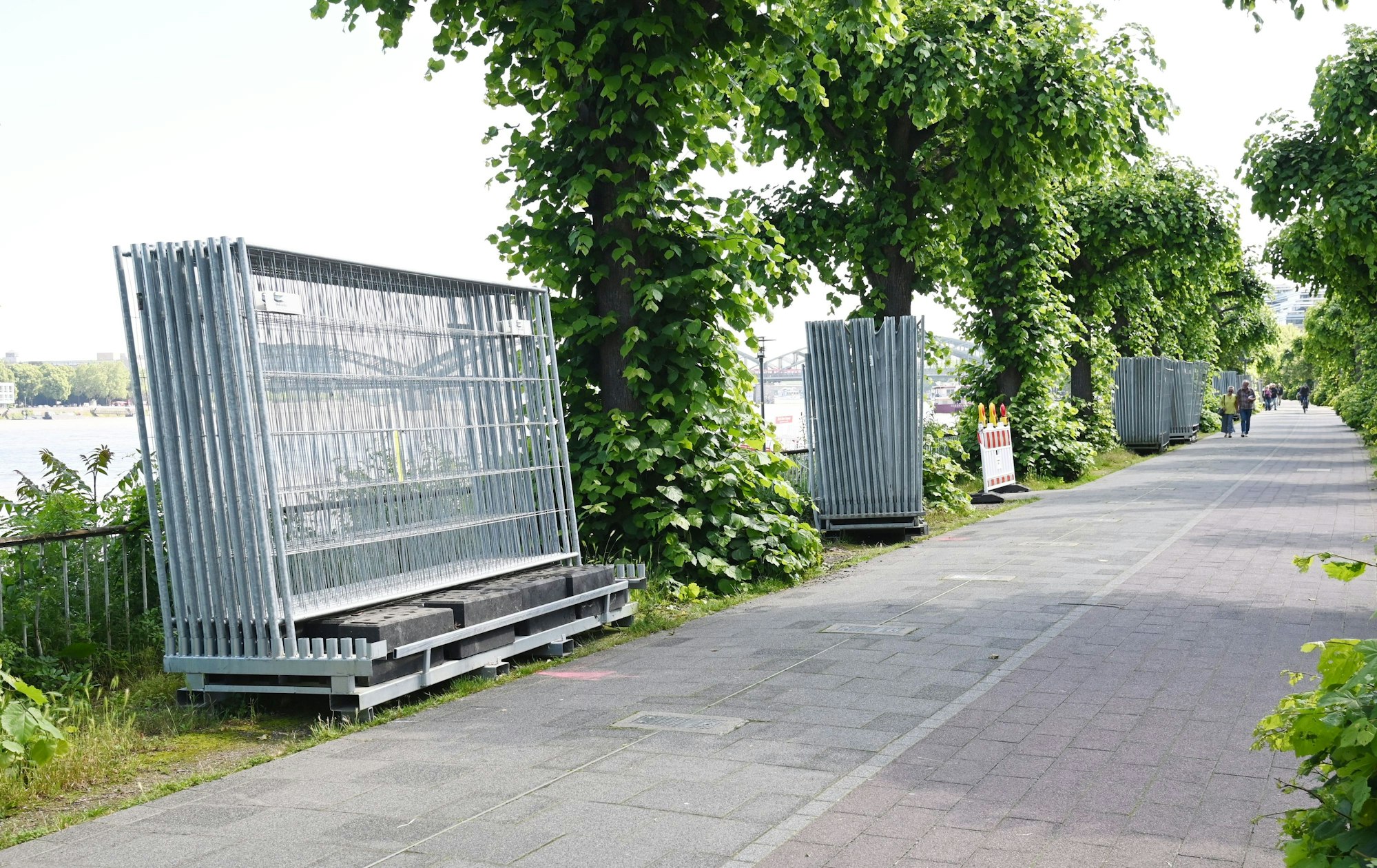 Überall am Rheinufer sind weitere Gitter bereits deponiert.