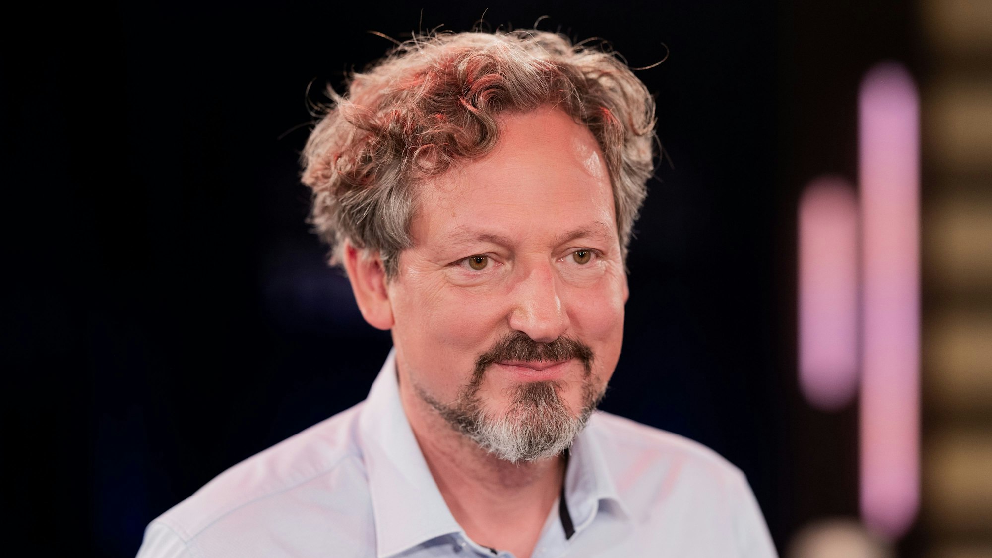 Eckart von Hirschhausen, Moderator, sitzt in den Studios des WDR im Stadtteil Bocklemünd nach der Talkshow «Kölner Treff». +++ dpa-Bildfunk +++