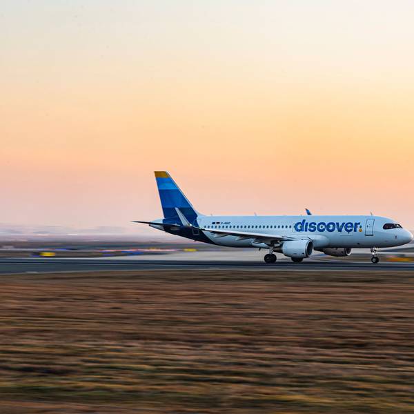 Ein Airbus A320 der deutschen Fluggesellschaft Discover startet mit hoher Geschwindigkeit am Flugfhafen Frankfurt am Main. (Symbolbild)