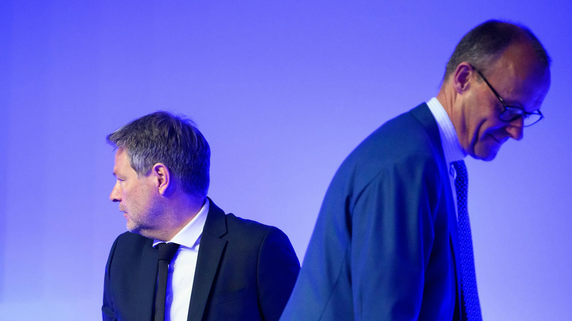 Robert Habeck (Bündnis 90/Die Grünen), Bundesminister für Wirtschaft und Klimaschutz, und Friedrich Merz, Vorsitzender der CDU, gehen beim jährlichen Wirtschaftstag des CDU-Wirtschaftsrates aneinander vorbei. (Symbolbild)