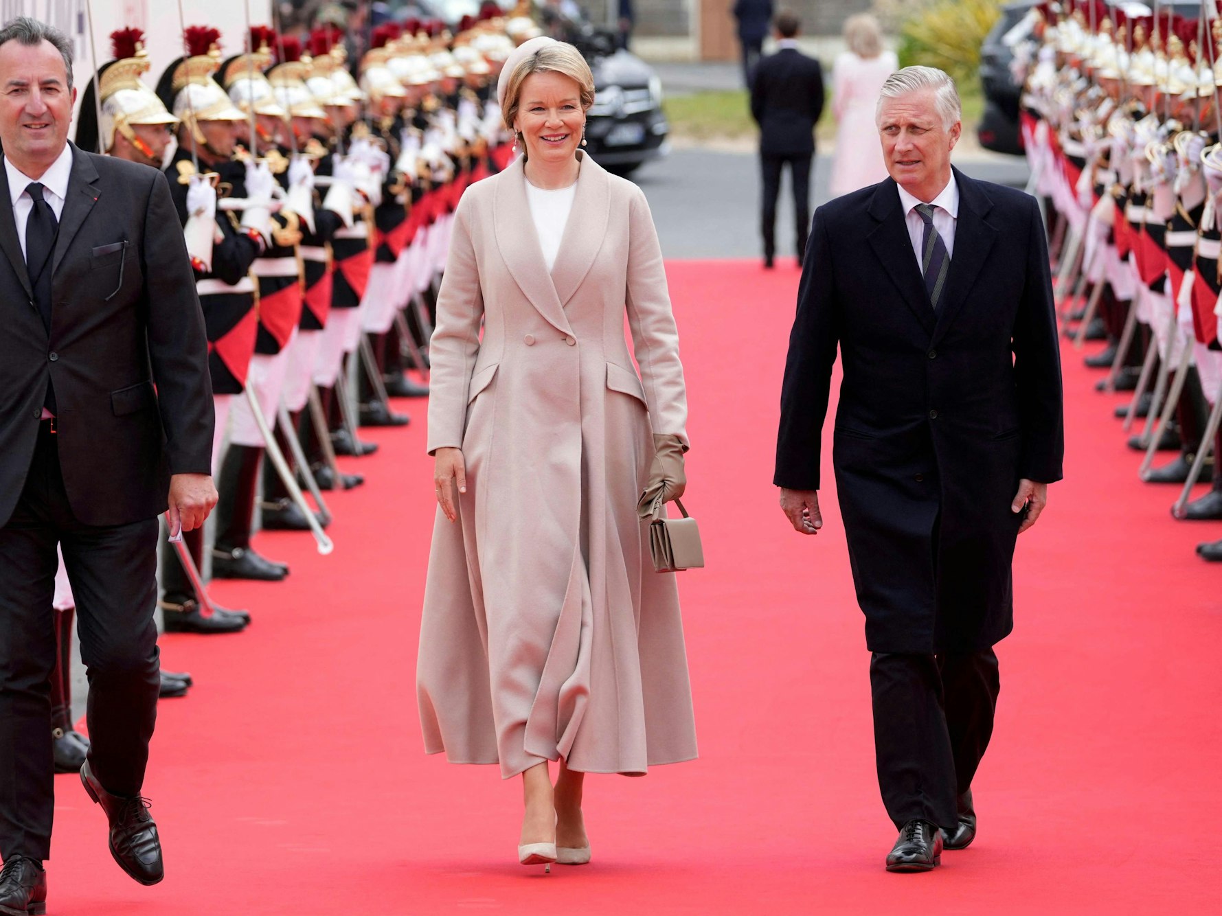 Königin Mathilde (m-l) und König Philippe am D-Day-Gedenktag.