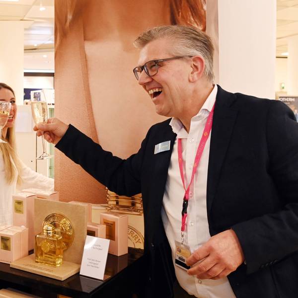 07.06.2024 Köln. Besuch in der GALERIA Köln Breite Straße. PK zum Erhalt des Hauses. Karstadt auf der Breite Straße ist gerettet. Christian Donth und Mitarbeiterin.