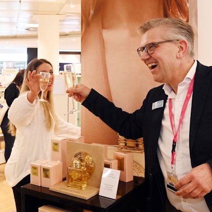 07.06.2024 Köln. Besuch in der GALERIA Köln Breite Straße. PK zum Erhalt des Hauses. Karstadt auf der Breite Straße ist gerettet. Christian Donth und Mitarbeiterin.