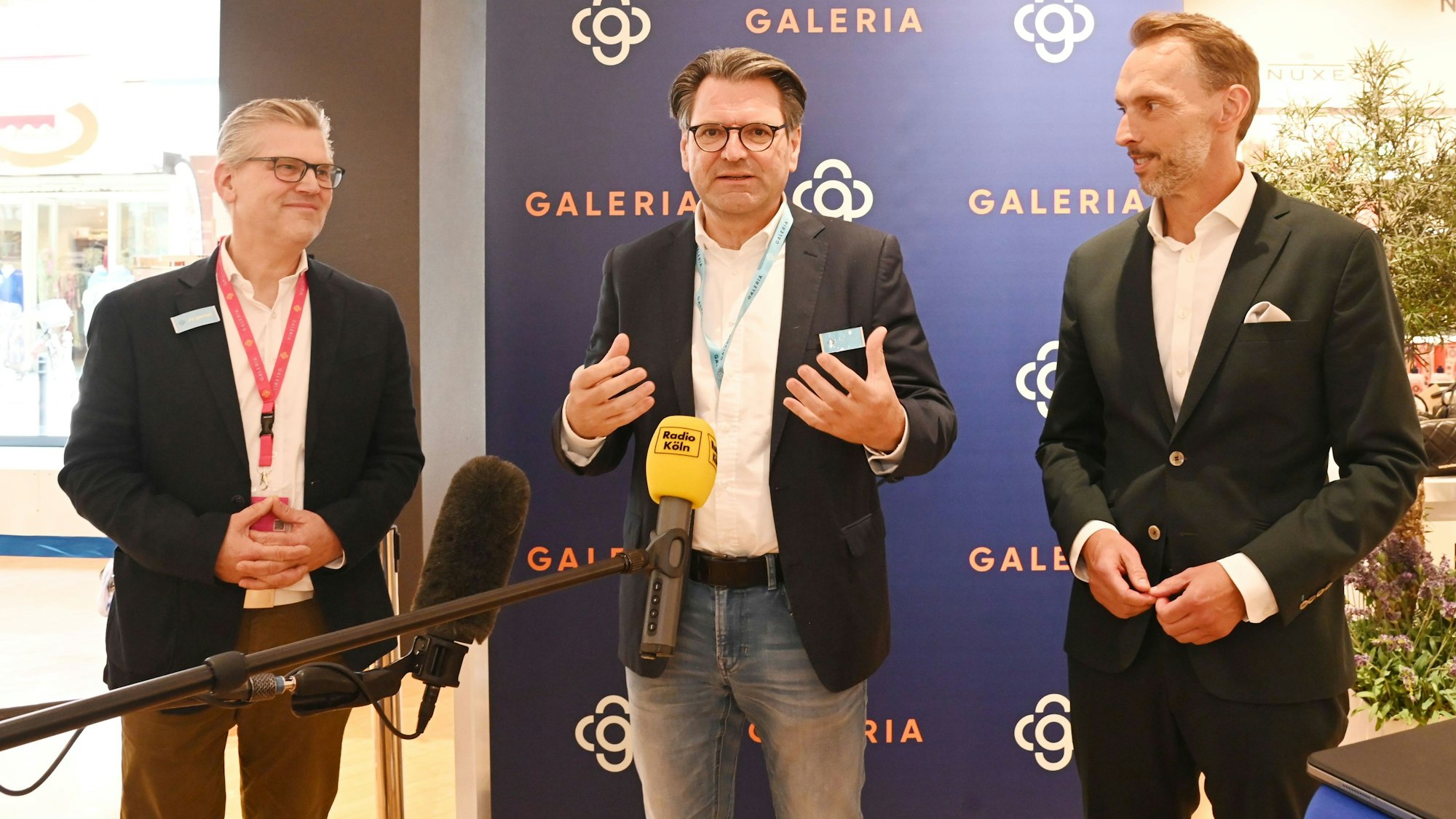 07.06.2024 Köln. Besuch in der GALERIA Köln Breite Straße. PK zum Erhalt des Hauses. Karstadt auf der Breite Straße ist gerettet. V.Li.: Christian Donth, Guido Mager, Dr. Manfred Janssen.