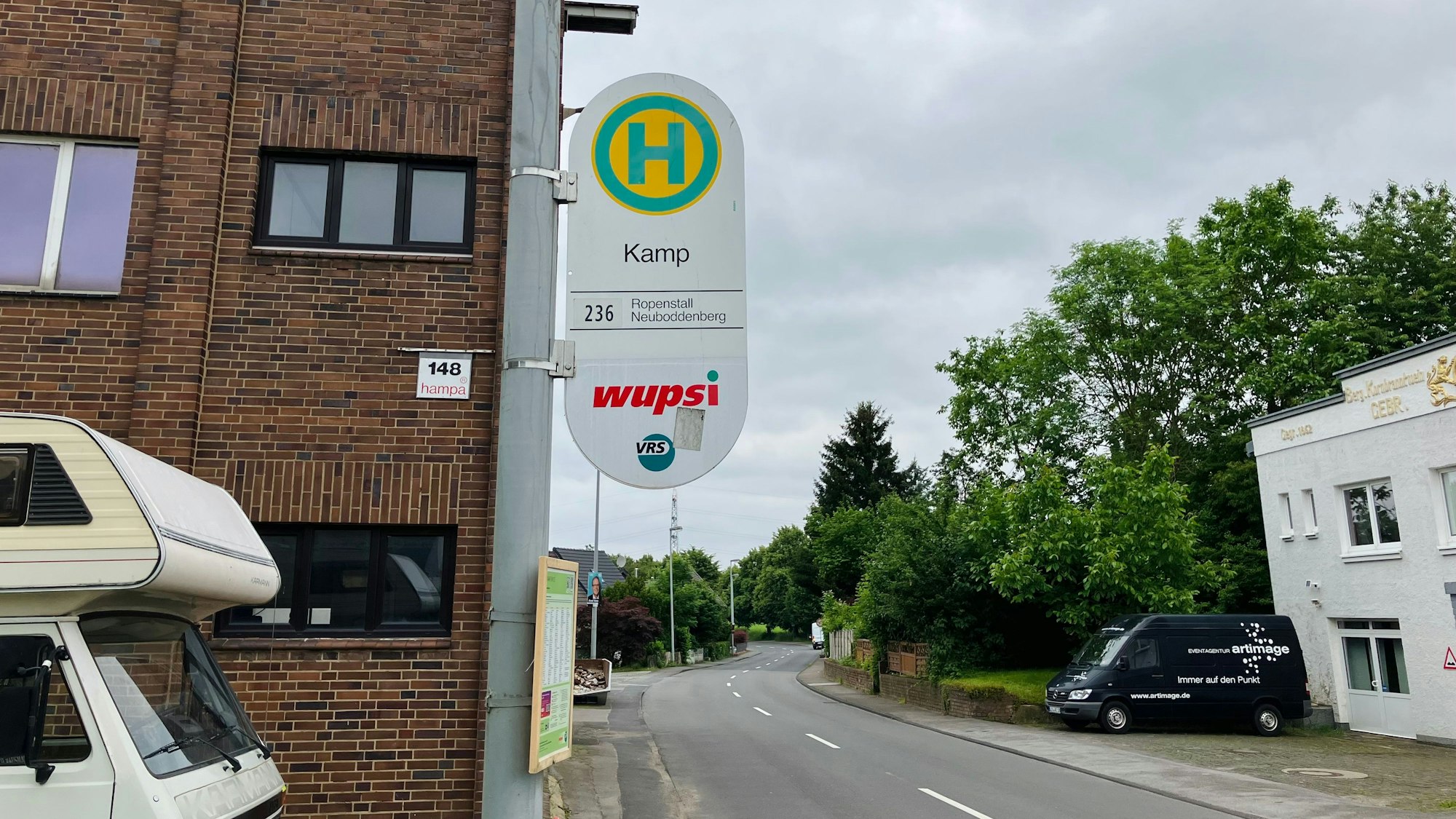 Auf einem Haltstellenschild der Wupsi steht „Kamp“