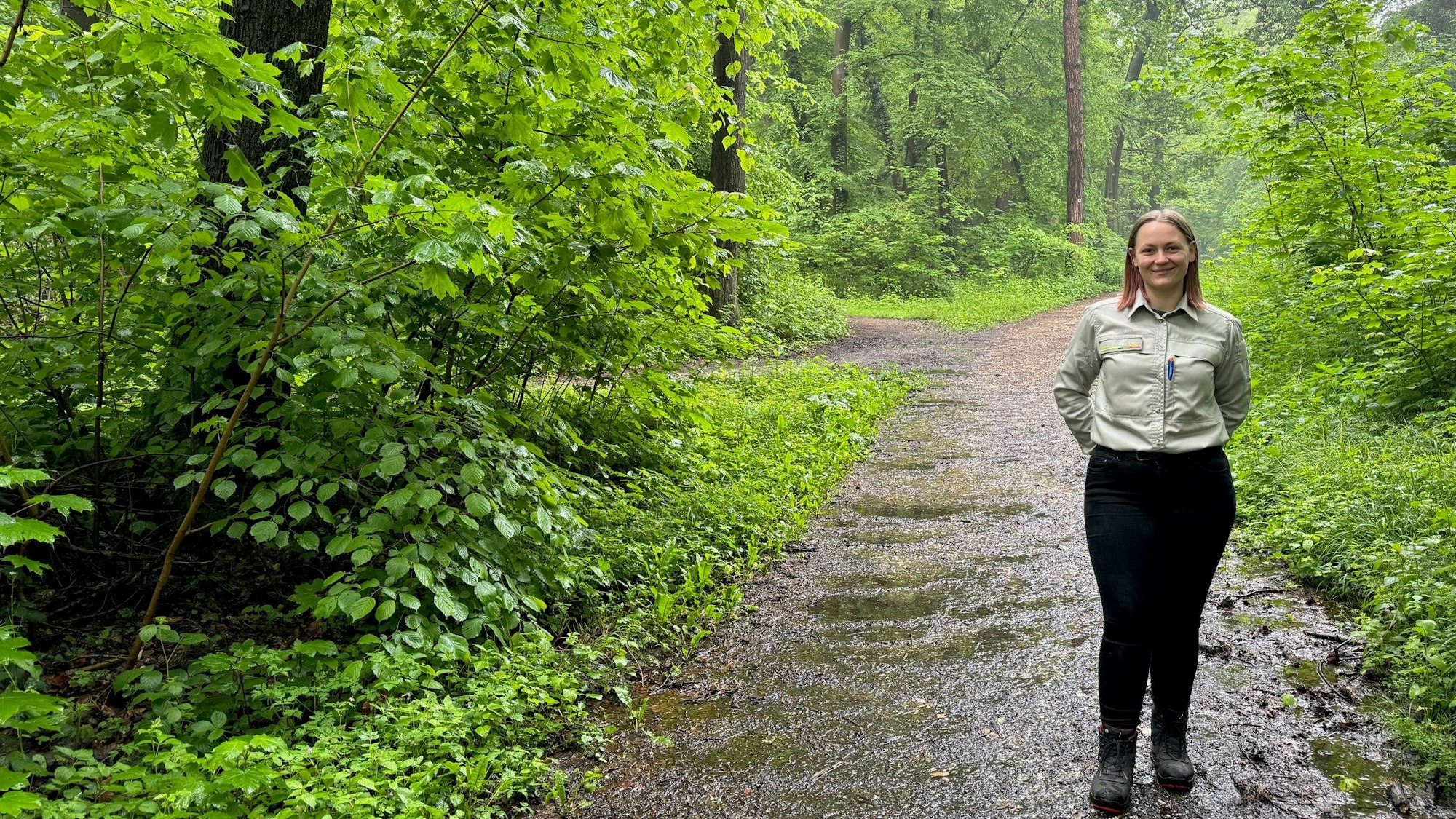 Das Bild zeigt die Waldrangerin im Königsdorfer Wald.