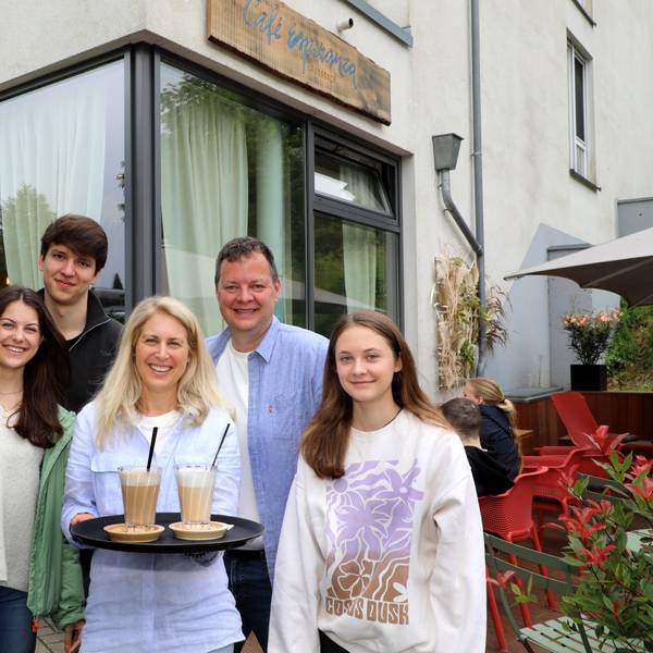 Familie Bettermann steht vor ihrem neuen Café Esperanza in der Ortsmitte von Rösrath-Forsbach.