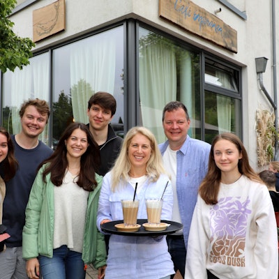 Familie Bettermann steht vor ihrem neuen Café Esperanza in der Ortsmitte von Rösrath-Forsbach.