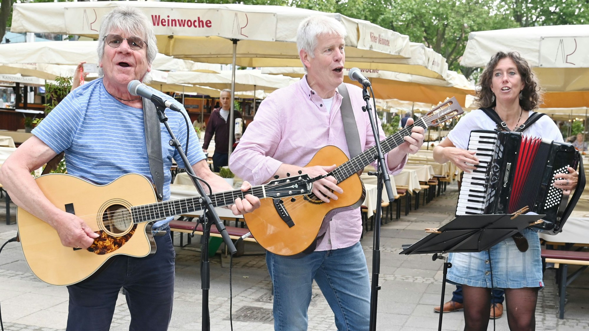 Bömmel Lückerath, Günter Schwanenberg und Tanja Krämer begleiteten die Brunneneröffnung musikalisch.