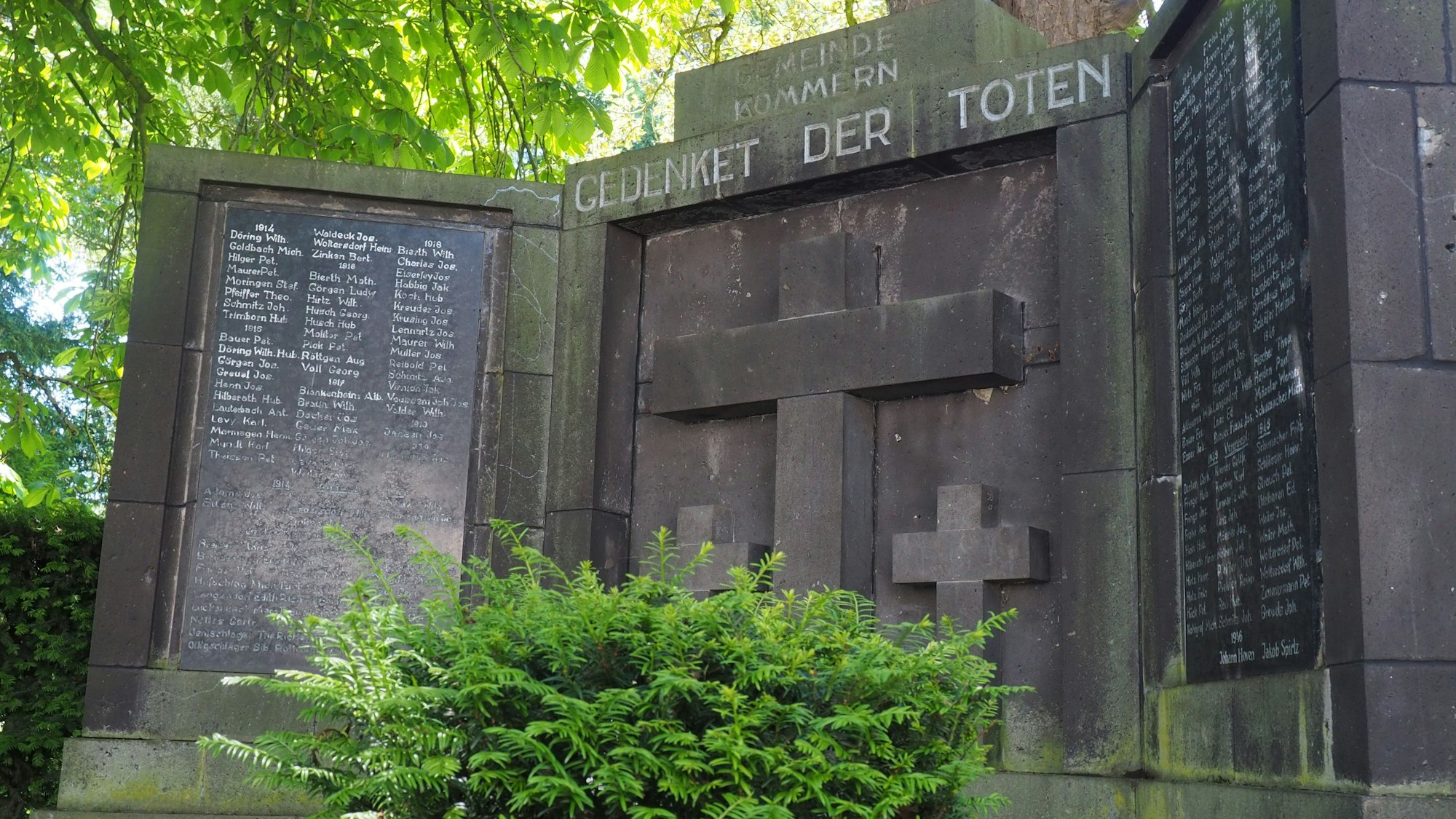Auf einem Denkmal aus dunklem Stein in Kommern ist eine Namensliste zu sehen.