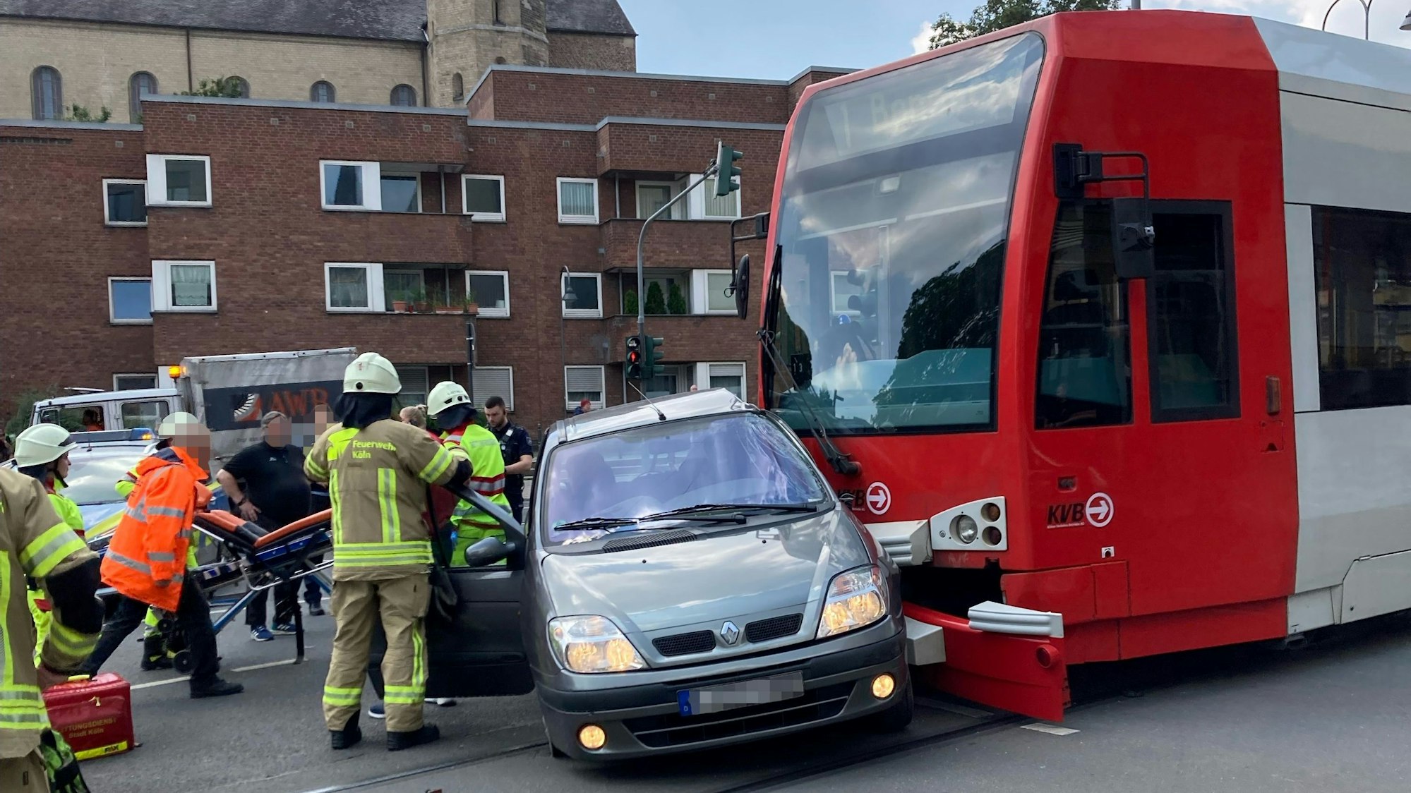 Eine KVB-Stadtbahn ist am Freitag, 7. Juni 2024, mit einem Pkw zusammengestoßen.