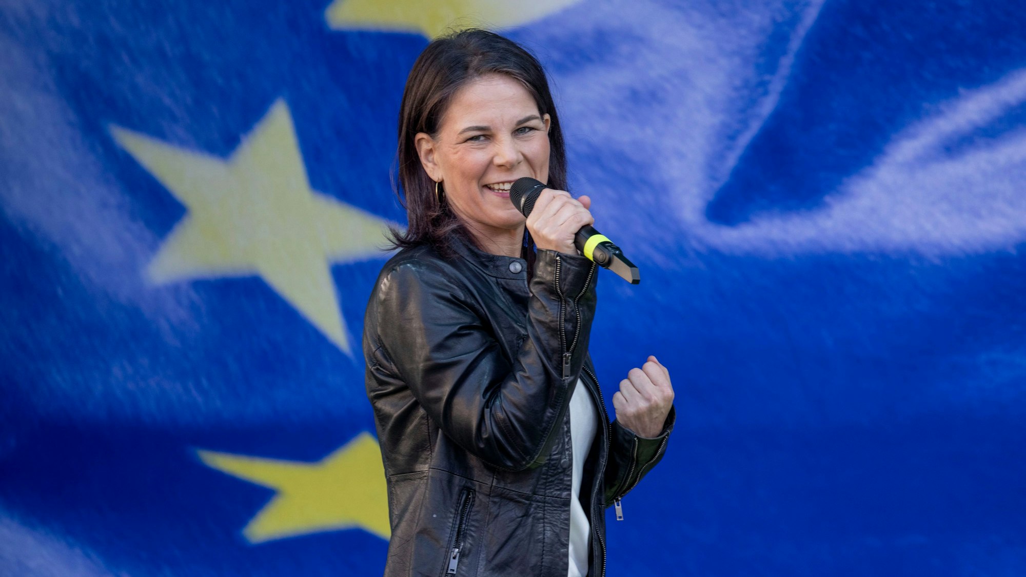 Annalena Baerbock (Bündnis 90/Die Grünen), Außenministerin von Deutschland, spricht bei bei einer Wahlkampfveranstaltung zur Europawahl auf dem Neptunplatz.
