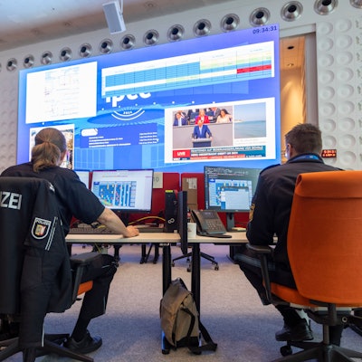 06.06.2024, Nordrhein-Westfalen, Neuss: Polizeibeamte arbeiten gemeinsam an einem Arbeitsplatz im International Police Cooperation Center (IPCC) zur UEFA EURO 2024. Foto: Thomas Banneyer/dpa +++ dpa-Bildfunk +++