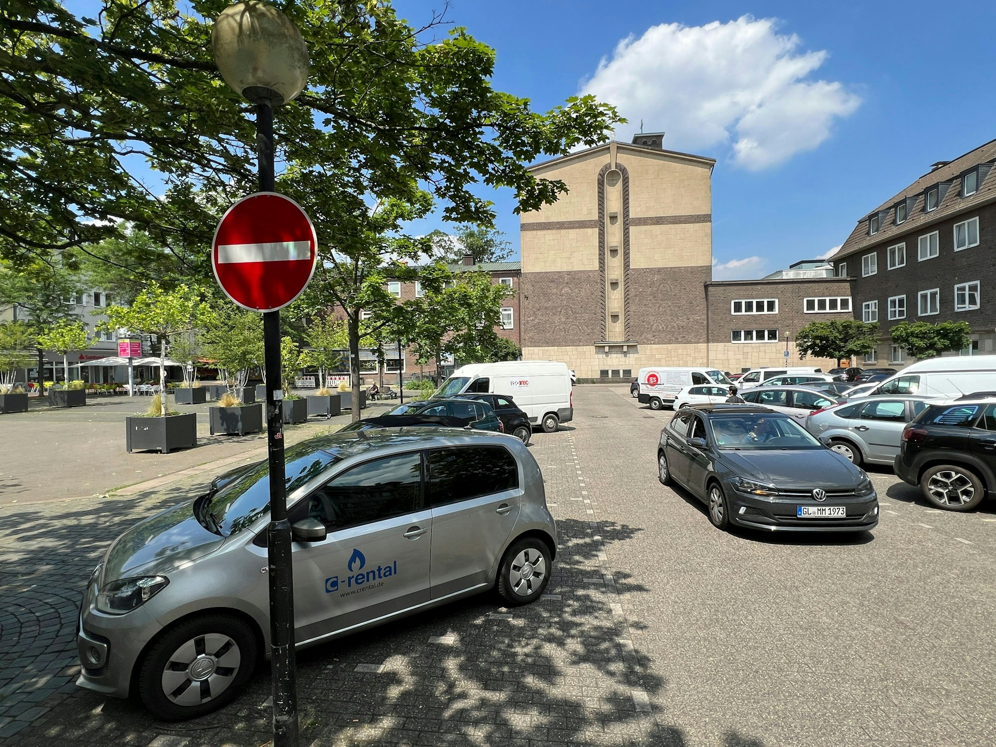 Die Umgebung von Herz Jesu: der Marktplatz als Parkplatz. Foto: Ralf Krieger