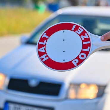 Ein Beamter der Bundespolizei stoppt den Fahrer eines Autos bei der Einreise am deutsch-polnischen Grenzübergang Stadtbrücke (Symbolbild)