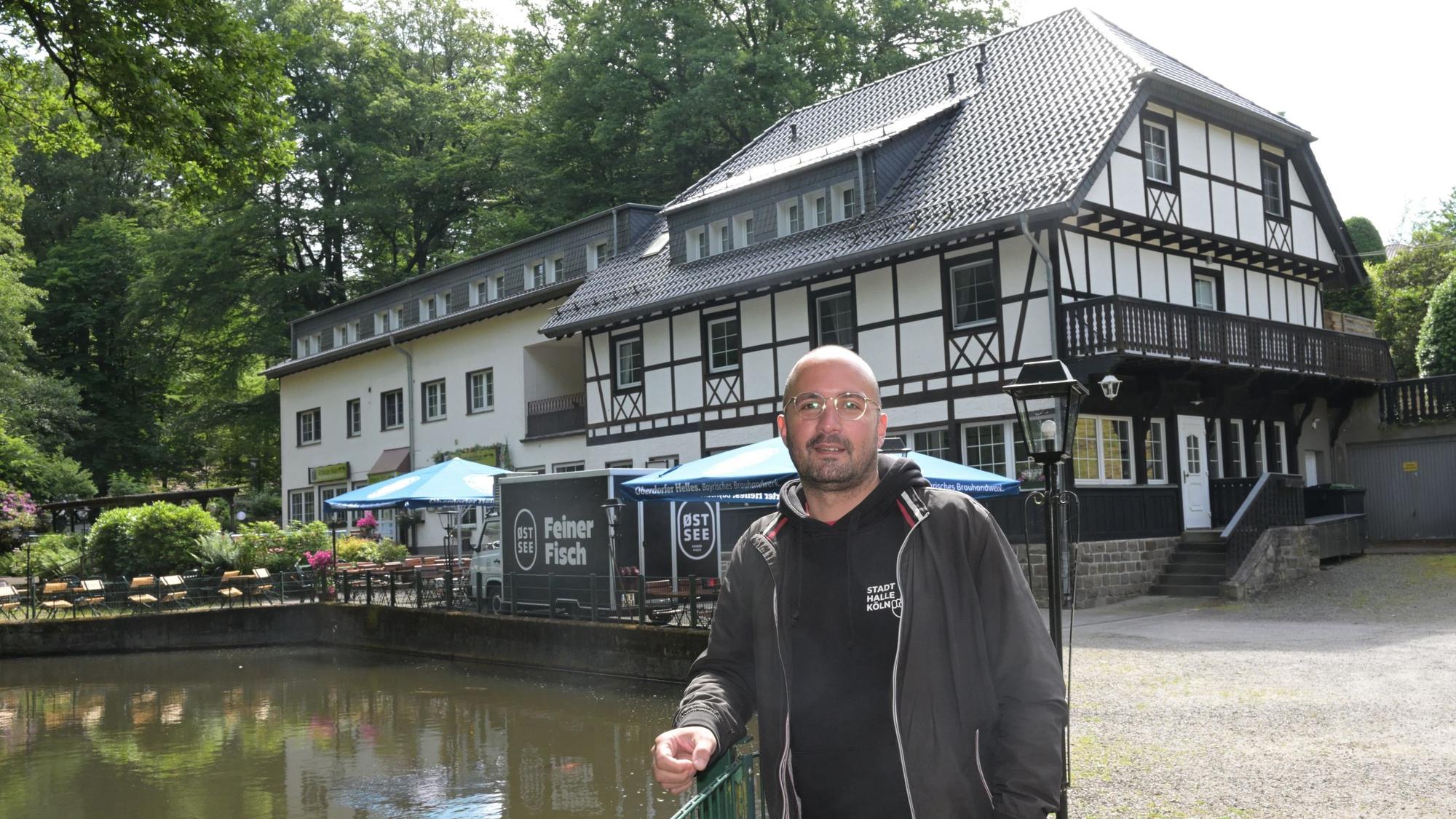 Daniel Rabe steht vor der Forsbacher Mühle.