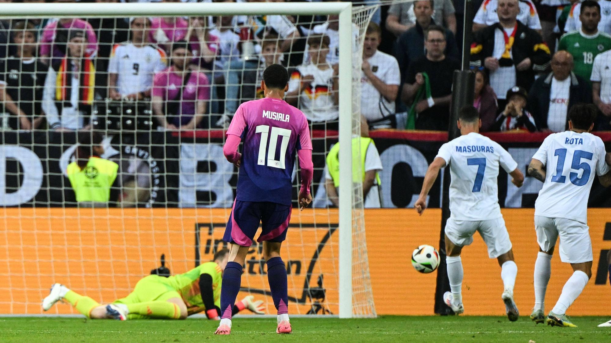 Georgios Masouras trifft nach Neuers Abpraller zum 1:0 gegen Deutschland.