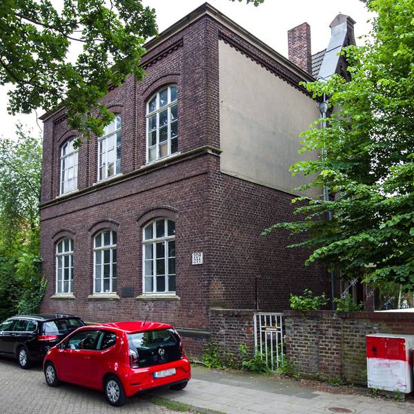 An der ehemaligen Volksschule Volkhovener Weg ereignete sich am 11. Juni 1964 das Attentat.