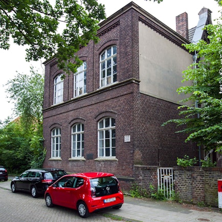 An der ehemaligen Volksschule Volkhovener Weg ereignete sich am 11. Juni 1964 das Attentat.