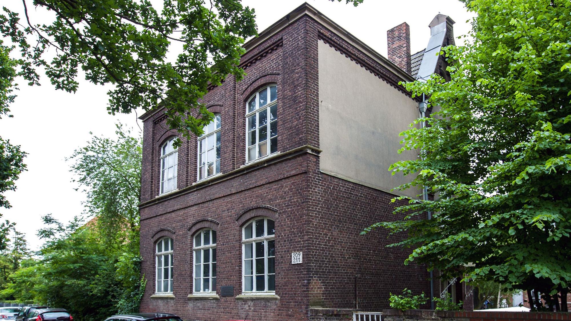 An der ehemaligen Volksschule Volkhovener Weg ereignete sich am 11. Juni 1964 das Attentat.