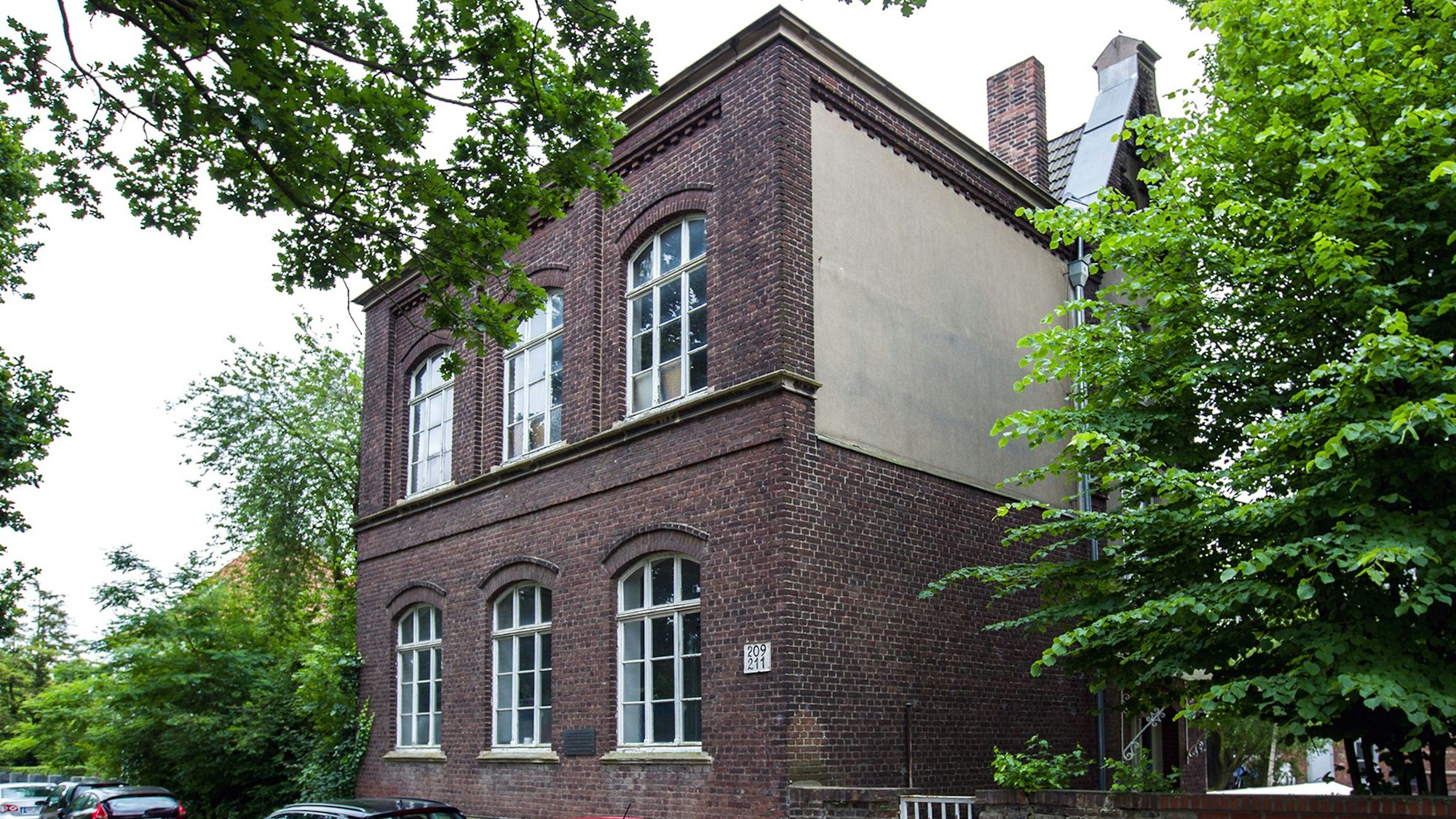 An der ehemaligen Volksschule Volkhovener Weg ereignete sich am 11. Juni 1964 das Attentat.