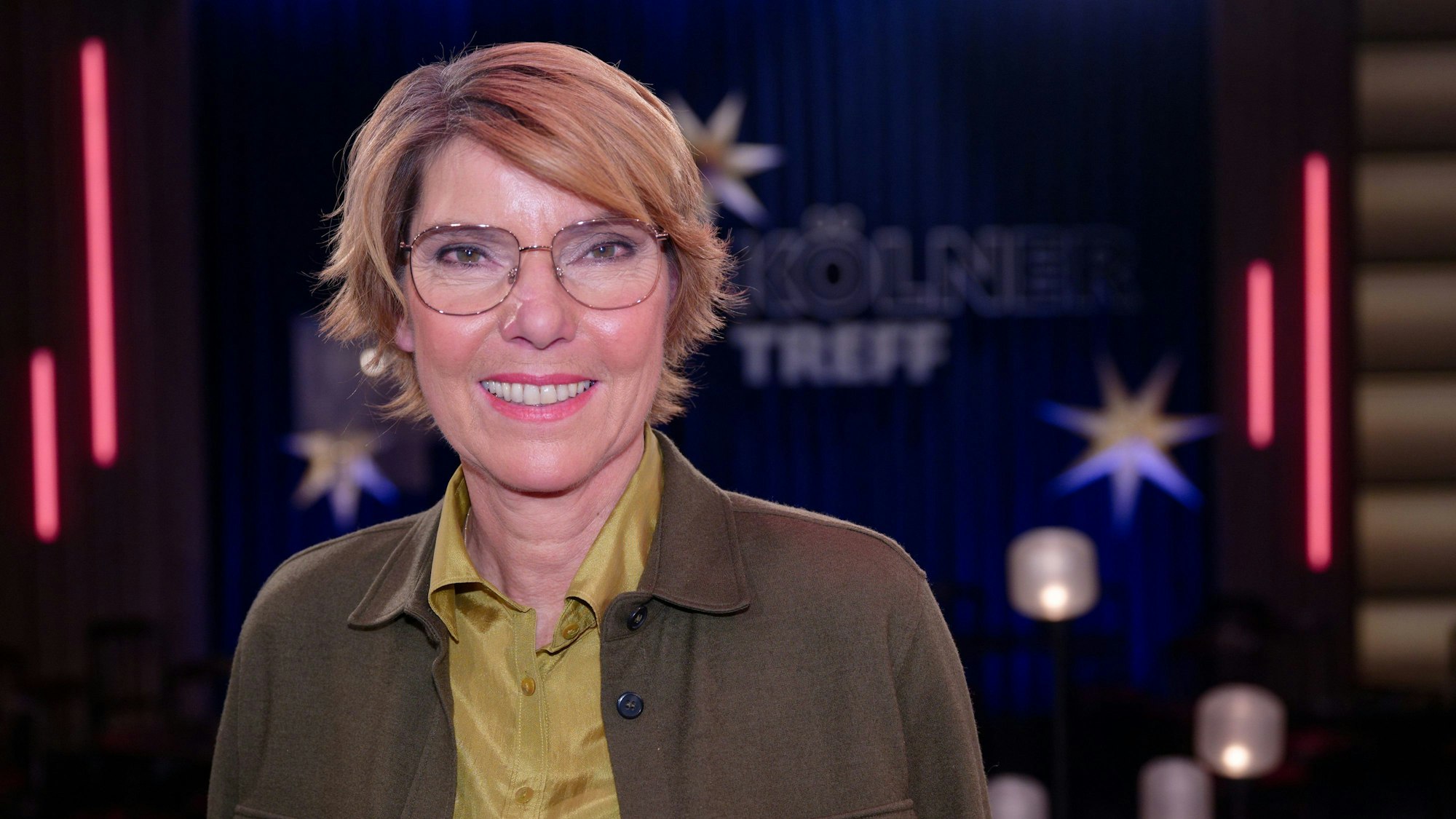 Die Moderatorin Bettina Böttinger steht nach der Aufzeichnung der WDR Talkshow „Kölner Treff“ im Studio.