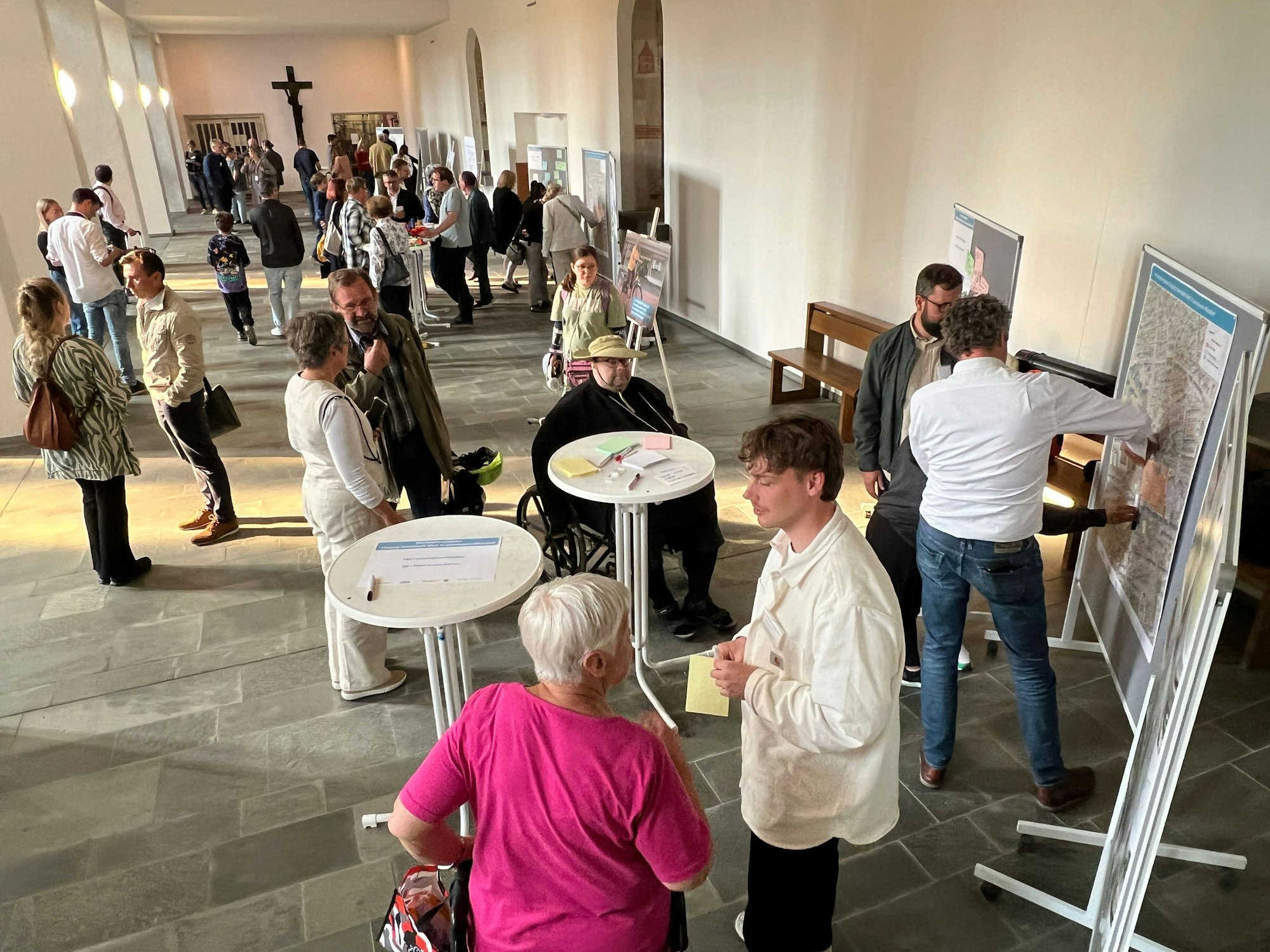In herz Jesu: Stadtteilentwicklung Leverkusen-Wiesdorf: Werkstattverfahren „Eingang Innenstadt West“ für den Bereich Kirche Herz Jesu/Marktplatz. Foto: Ralf Krieger