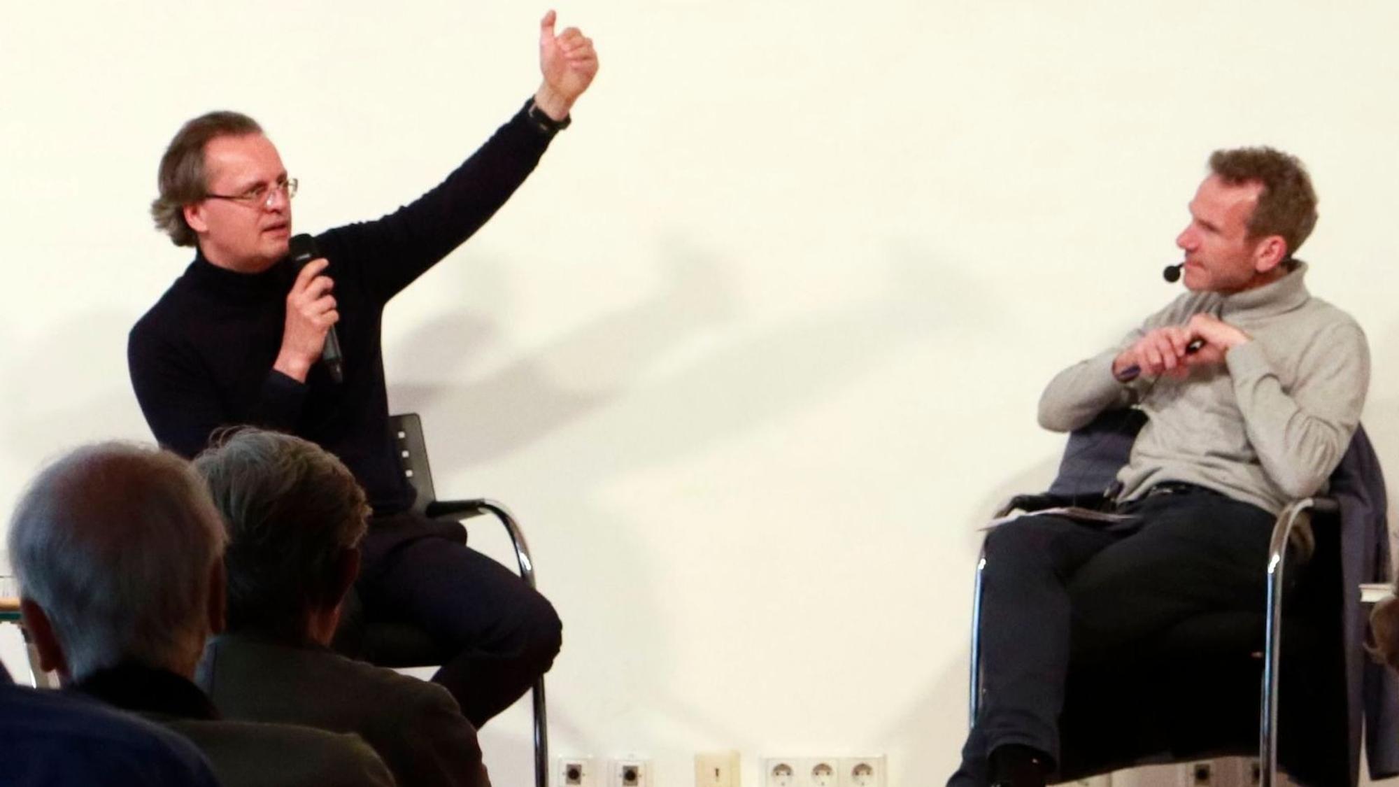 Prof. Dr. Bernhard Pörksen (l.) im Gespräch mit Joachim Frank über Kommunikation im Zeitalter des Internets.